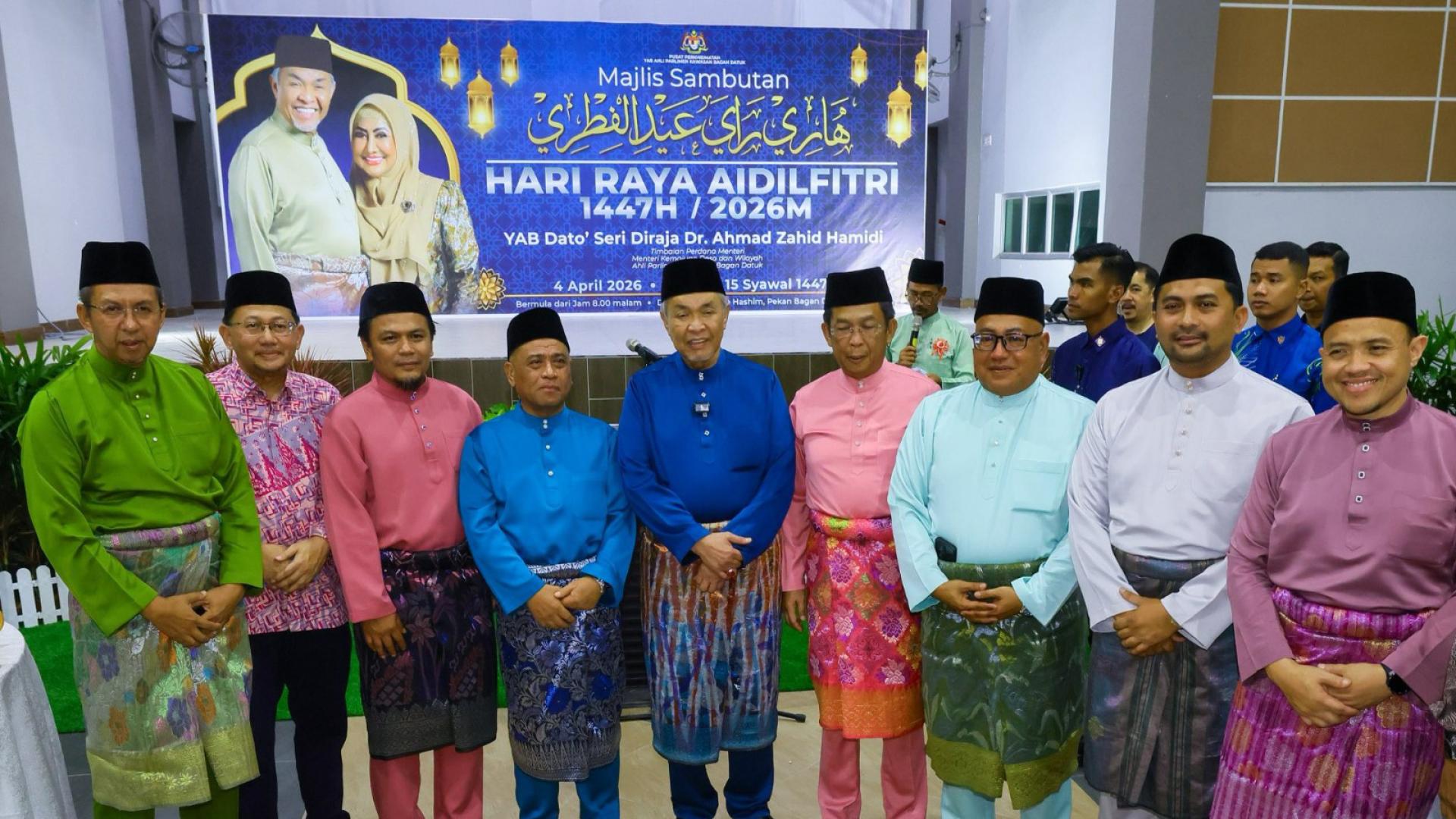 阿末扎希（右5起）与沙拉尼出席峇眼拿督开斋节开放门户活动上合影。