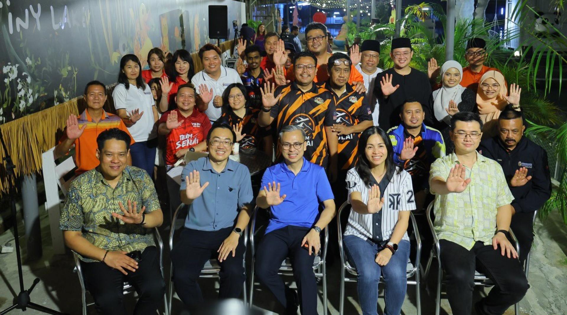 法米与张念群出席讲解会的情况。