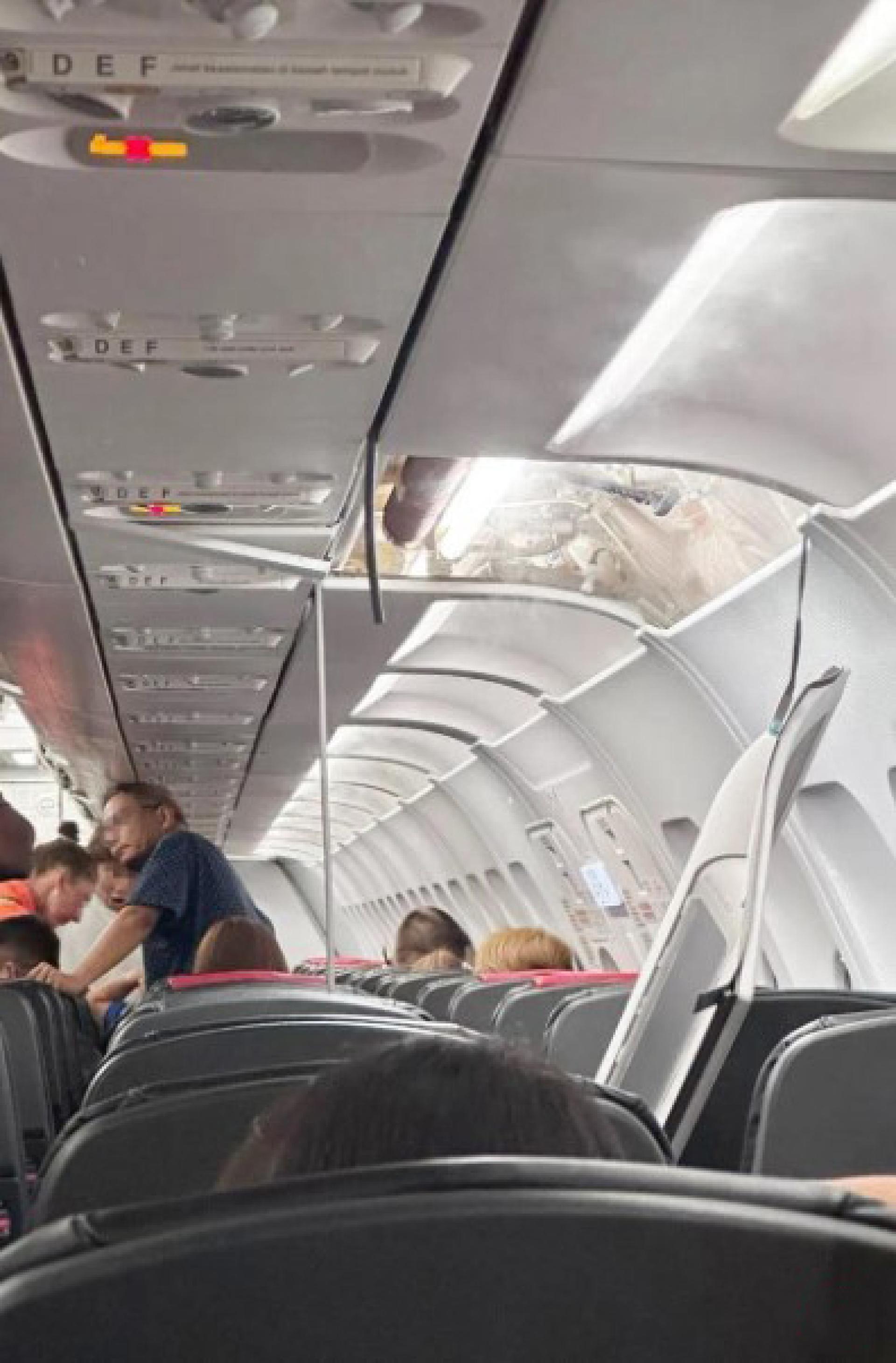 机舱板块突然脱落。