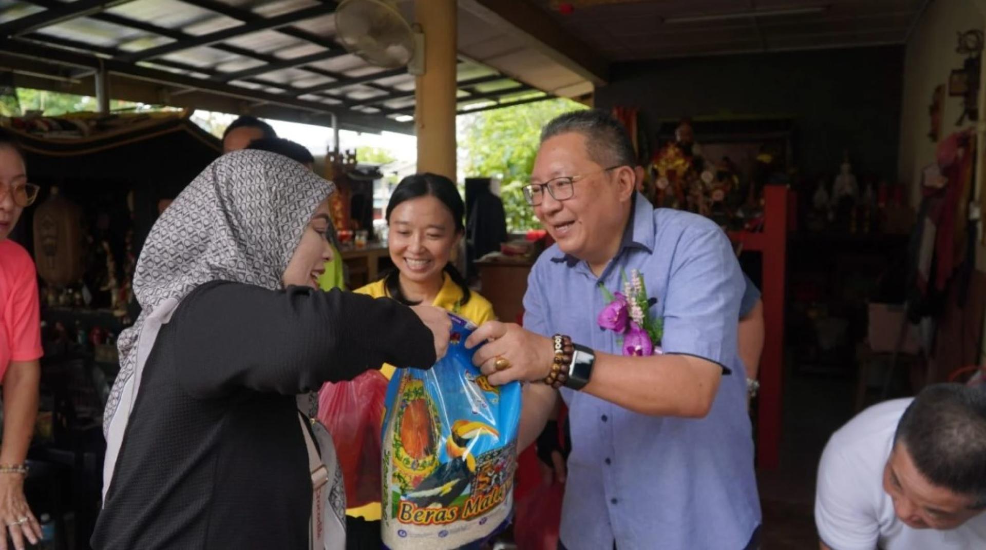 黄鸿圣派发粮食援助予其中一名受惠者。