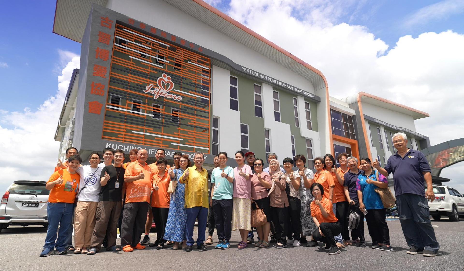 拿督阿玛沈桂贤（左7）与砂中央议员安宁疗护病房的医护人员及古晋博爱协会部分成员合影。左4为古晋博爱协会主席洪顺和。