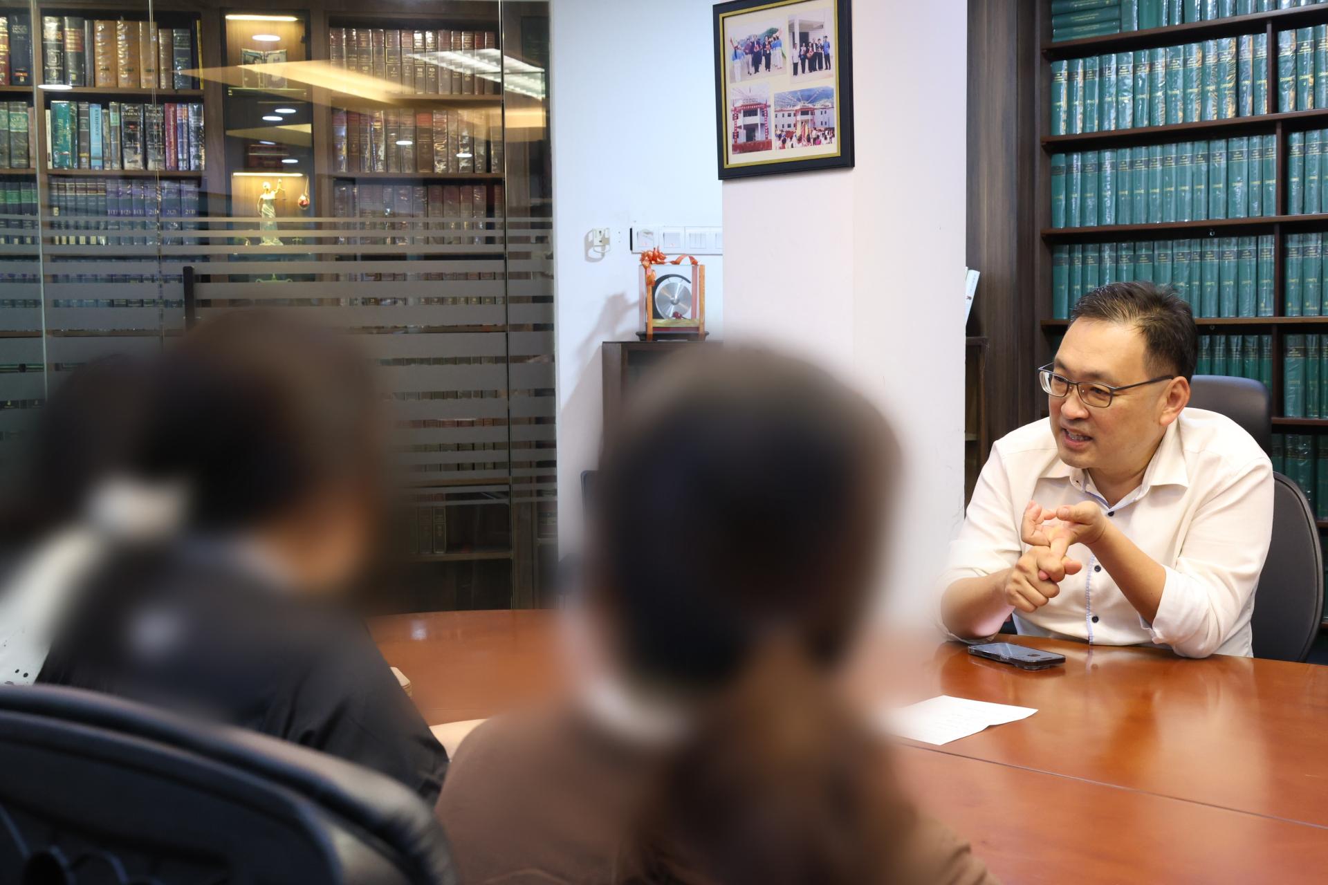 在籍女大学生（中）在姐妹友人的陪同下，向砂行动党国州议员张健仁求助，并咨询其法律意见及盼获得解决方案。