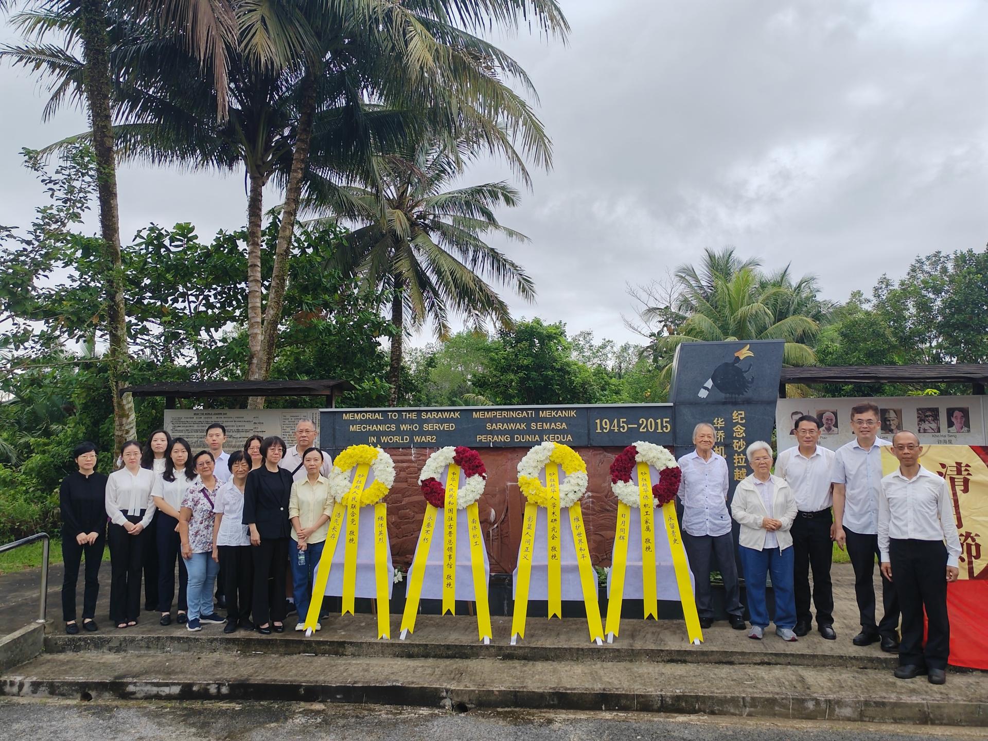 右2拉越副总理拿督斯里沈桂贤医生代表巴达旺市议会主席陈开与中国驻古晋总领事馆邢伟平阁下（右3）一同合照。右1起为砂拉越华人学术研究会财政江哲鼎、砂拉越华人学术研.