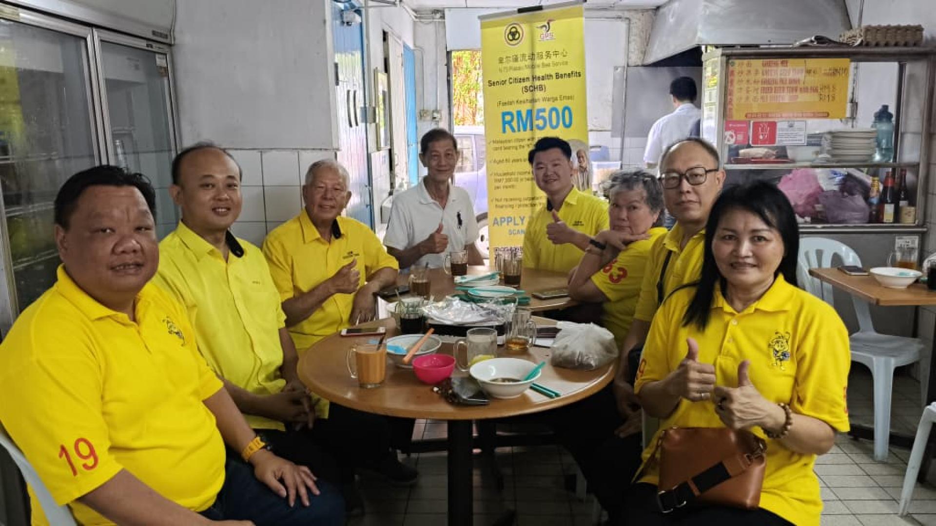 砂旅游部副部长拿督陈超耀（左3）与服务团队合影。