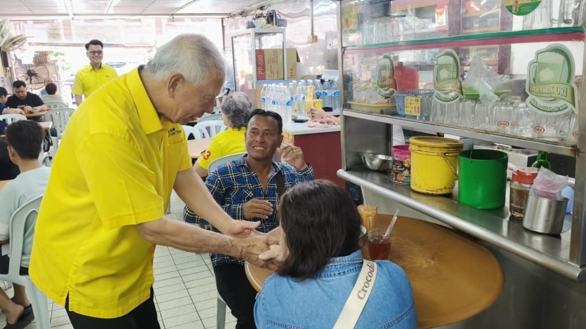 砂旅游副部长兼砂人联党中央秘书长陈超耀（左）与民众交流。