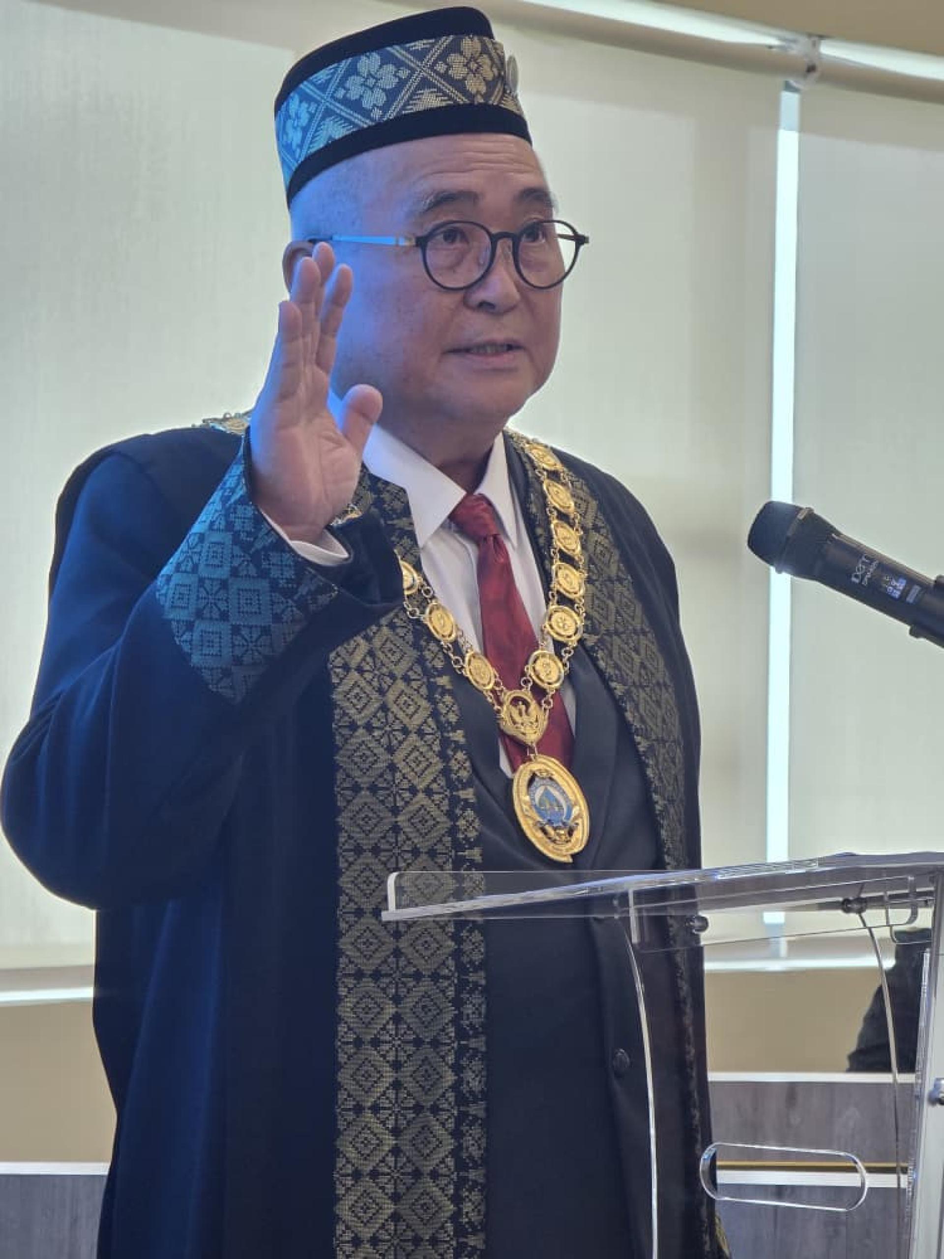 俞小珊在美里市政局大厦宣誓就任，继续担任美里市长。