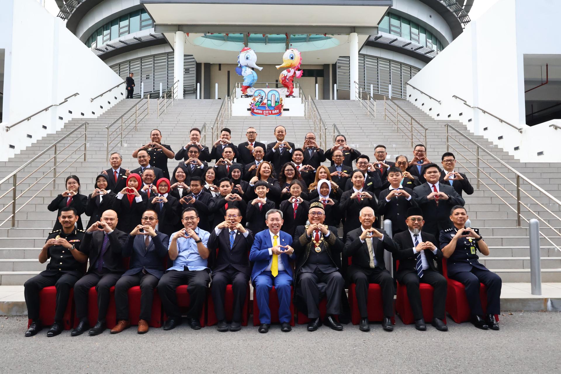 俞小珊（前排右4）与拿督阿玛沈桂贤（前排右5），嘉宾，美里市议员及儿童市议员，见证就职典礼重要时刻后于美里市政局大厦合影。前排左5为砂拉越交通部长拿督斯里李景胜，右3为砂拉越旅游副部长拿督陈超耀。