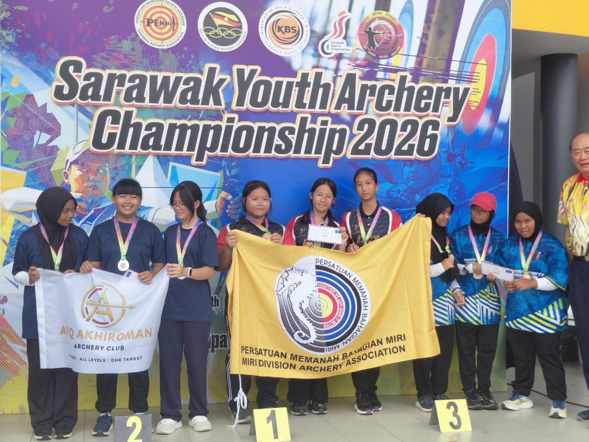 培中生刘毓欣（左5）在“2026年砂拉越青少年射箭锦标赛”中夺奖。