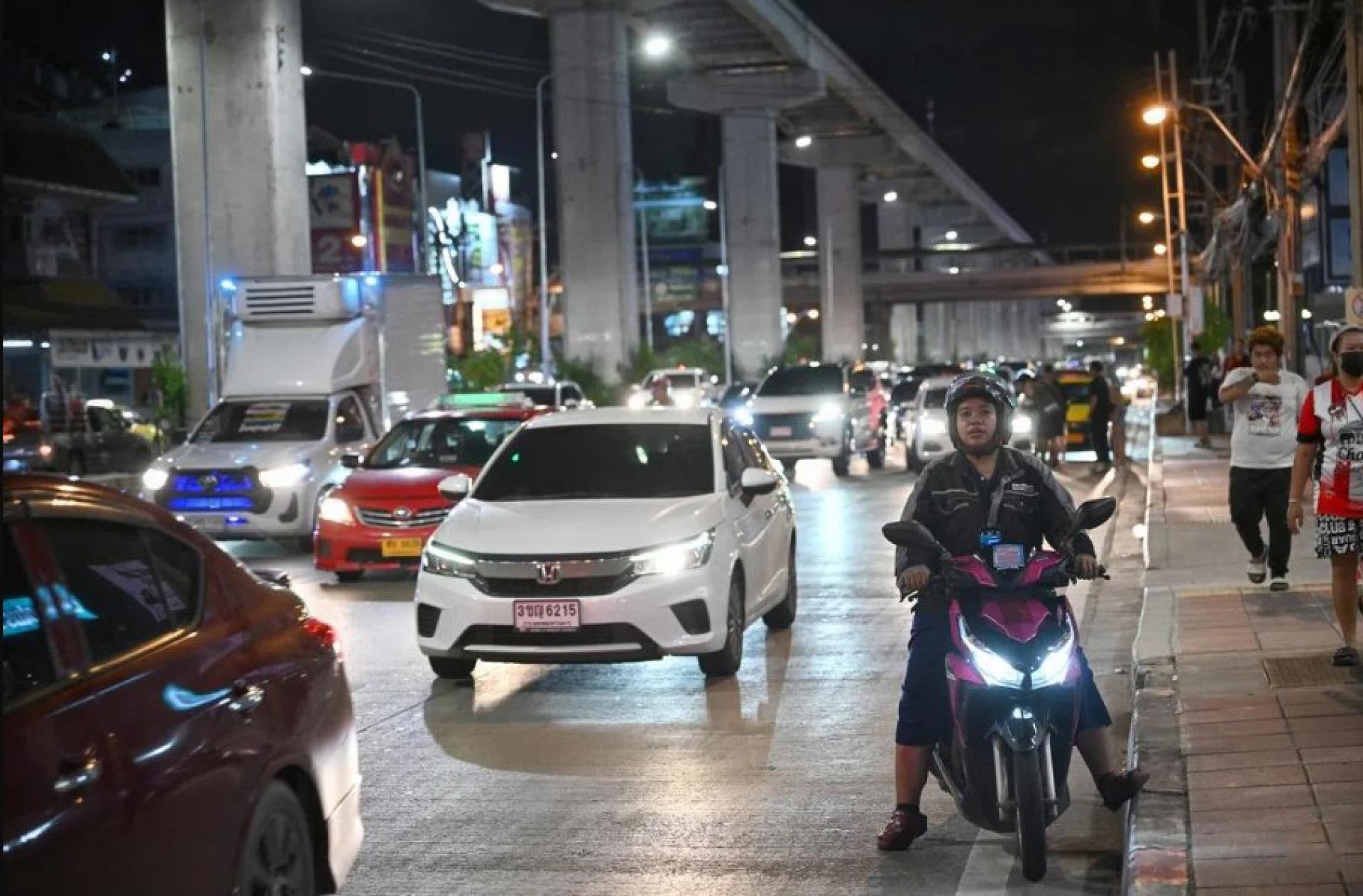 随着燃油价格飙升侵蚀收入，泰国各大城市的公共交通运营商面临着日益加剧的压力，普吉岛的德士司机宣布星期一（4月6日）将罢工一天。 （档案照片）