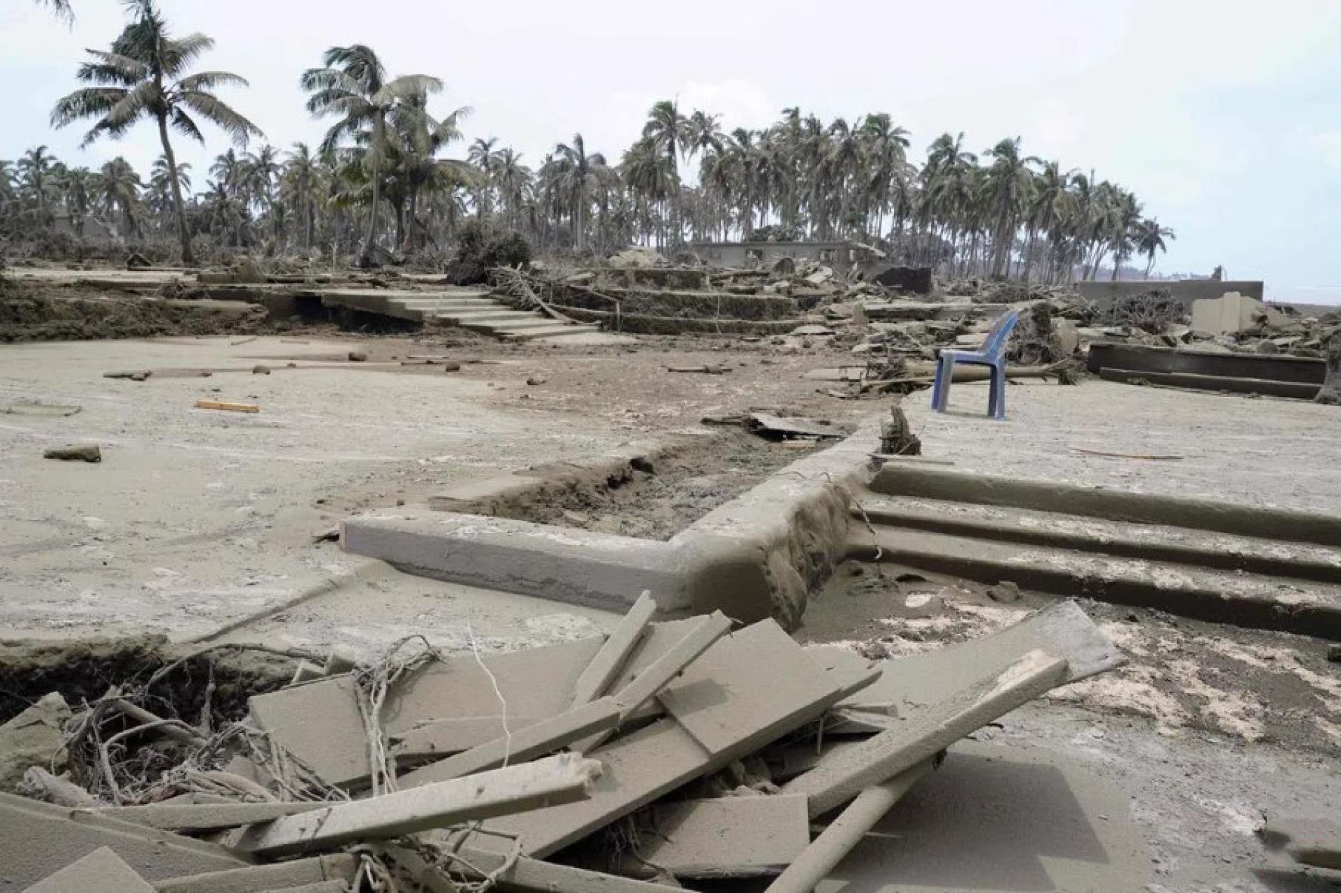 摄于2022年1月16日的照片显示，汤加主岛一处海滩度假村在火山喷发后遭到破坏。