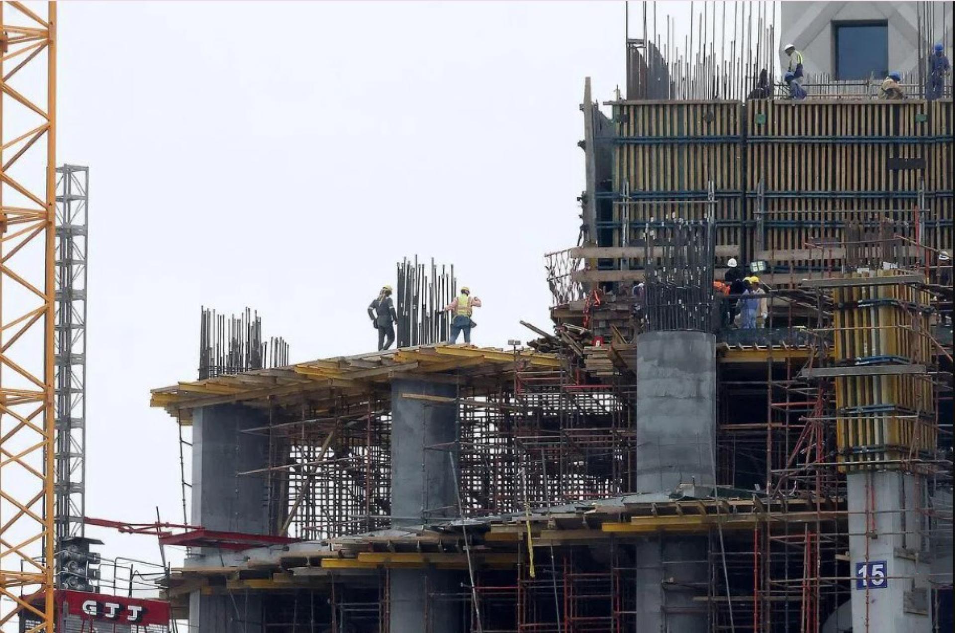 4月2日，工人们在科威特城一座在建高层建筑工地上作业。伊朗为报复美以空袭，对石油资源丰富的海湾地区发动了猛烈的袭击。