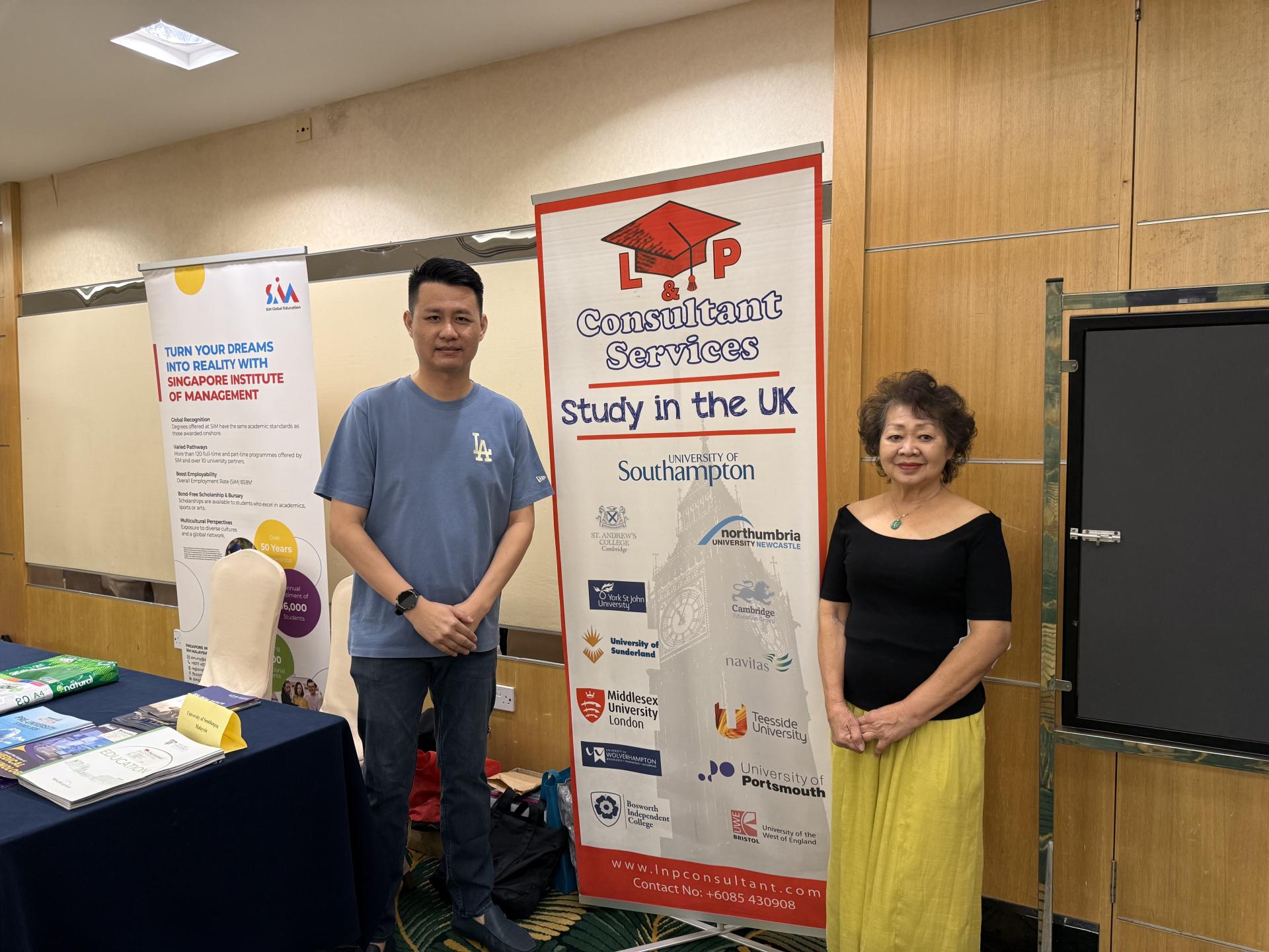 为教育事业积极付出的林思健（左）和其合作伙伴L&P升学辅导中心创办人林芳仙参观教育展时摄。
