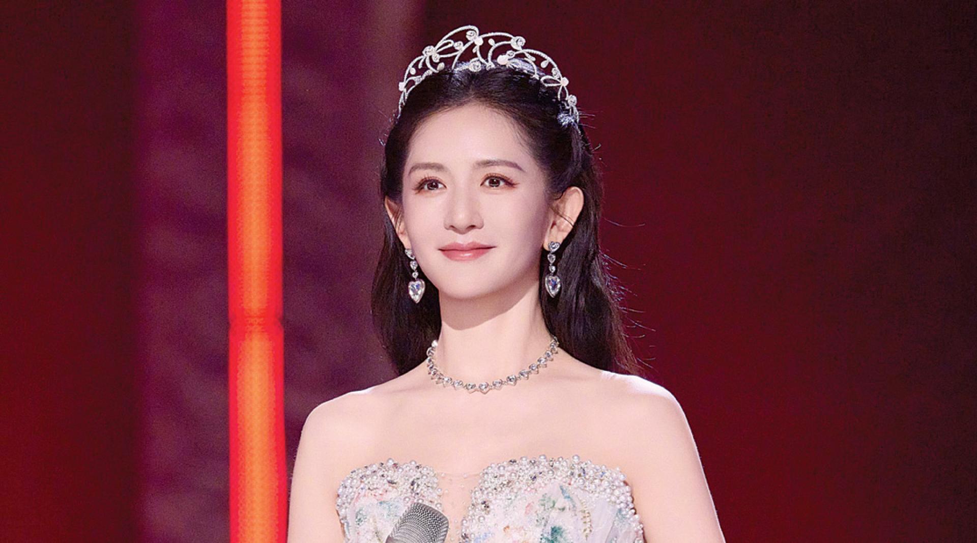 谢娜主持《乘风2026》引起讨论。