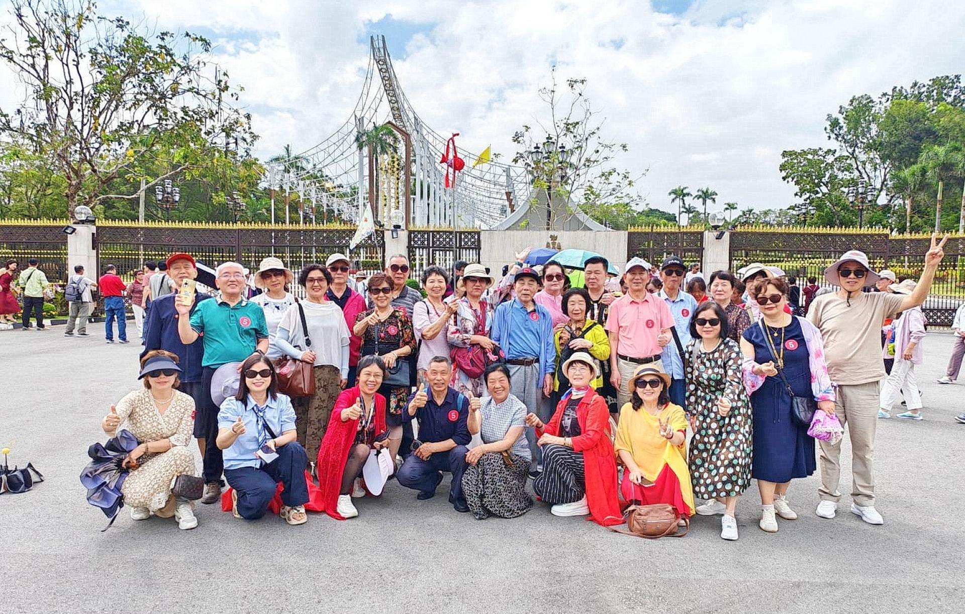 中国旅客到汶莱奴鲁依曼皇宫外观观光时合影
