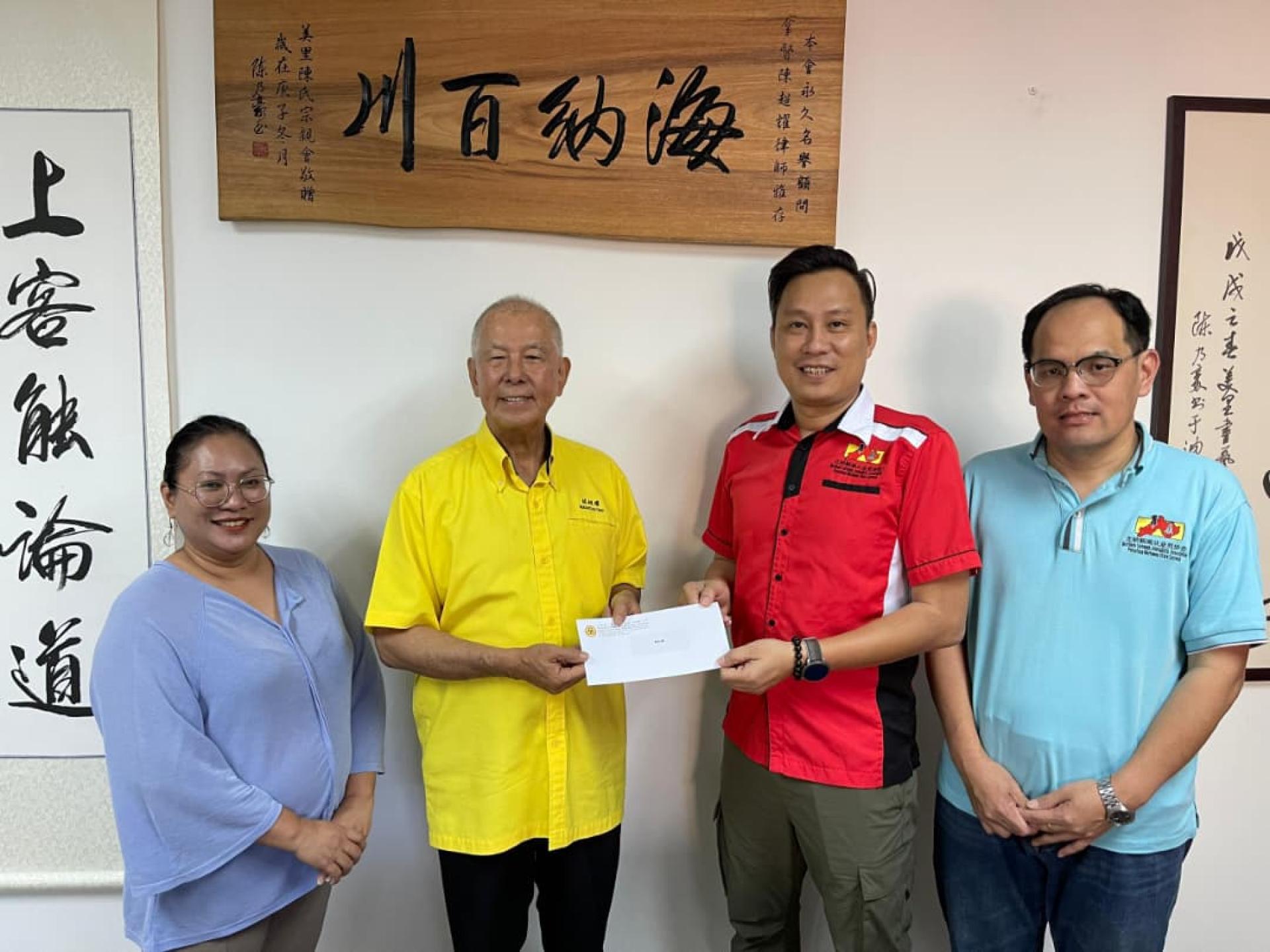 砂旅游部副部長拿督陳超耀（左2）赞助学优奖励金予北砂新聞從業員協會，由会长蔡传晋代表接收，右为北砂新协财政杨万勇，左为该会副会长格蕾丝。