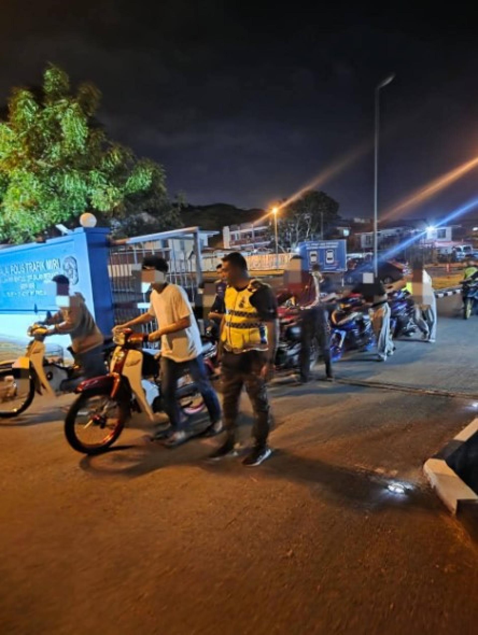 缴获的摩托车连同骑士在美里反街头飙车行动中由警方护送。