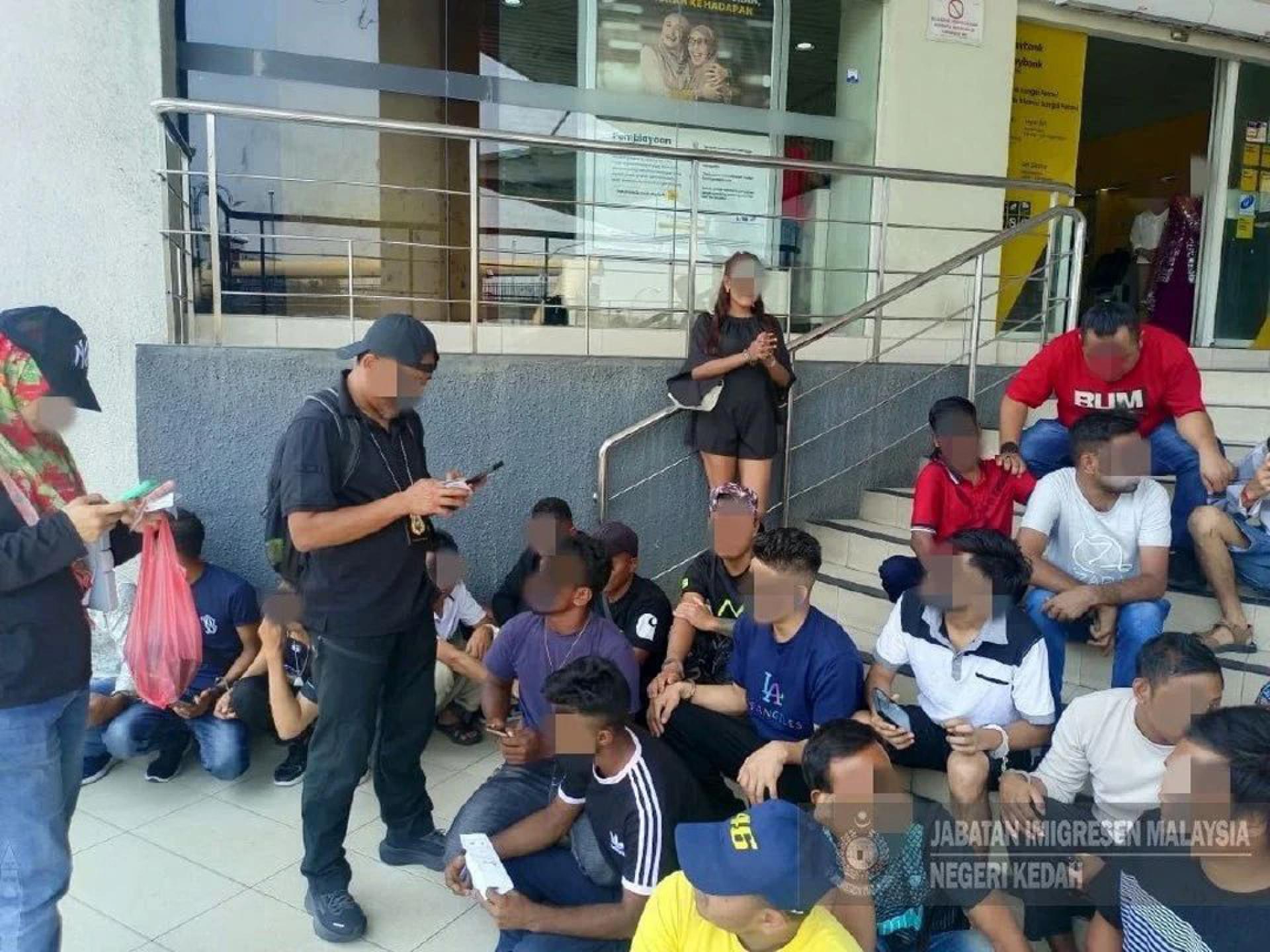 因接获公众投诉周末有大量外籍人士聚集，吉打移民局执法员在双溪大年一间知名购物中心展开取缔行动。