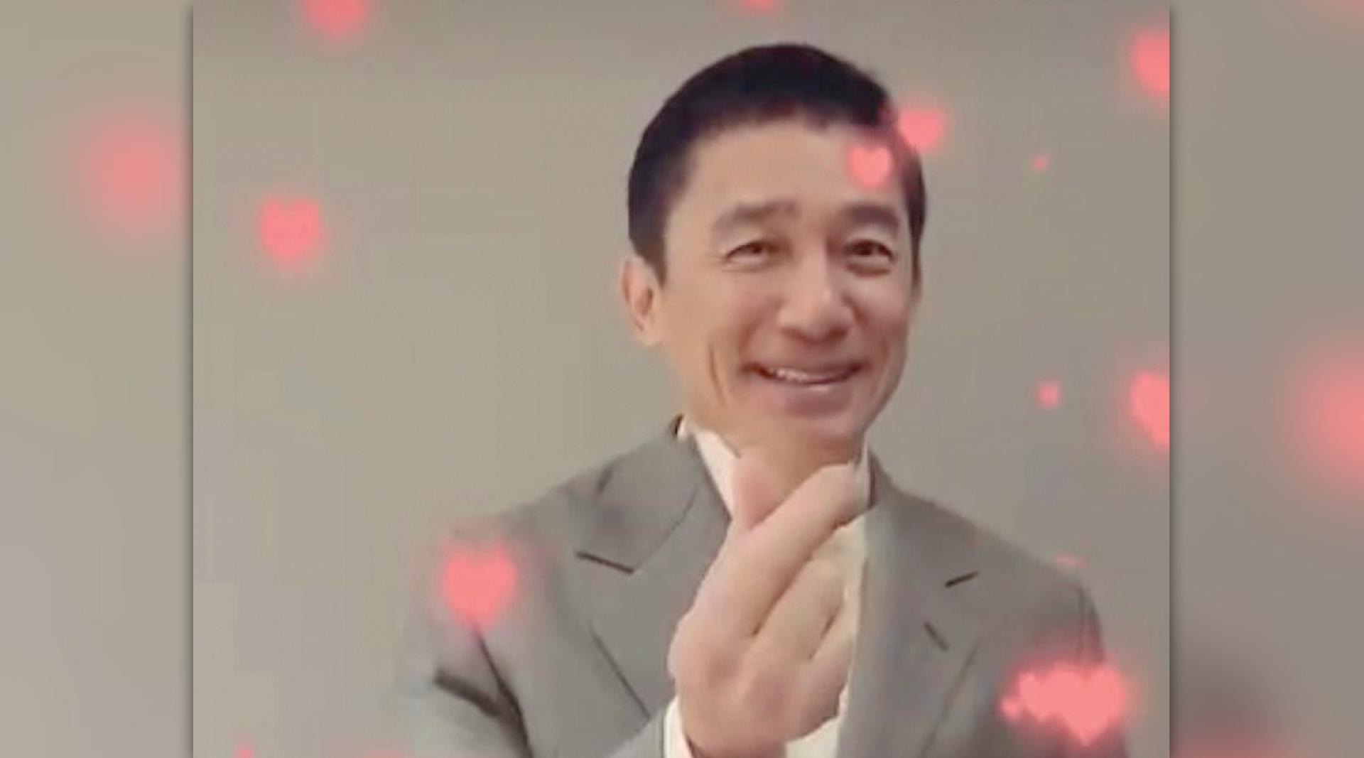 梁朝伟上韩国节目大摆心形手势，还露出灿笑。