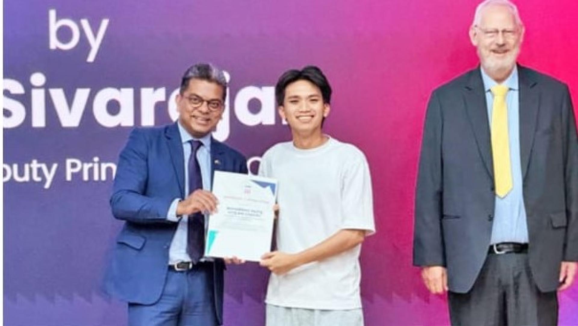 LCB 首席执行官兼副校长 Sivarajah 博士颁发证书予结业学生