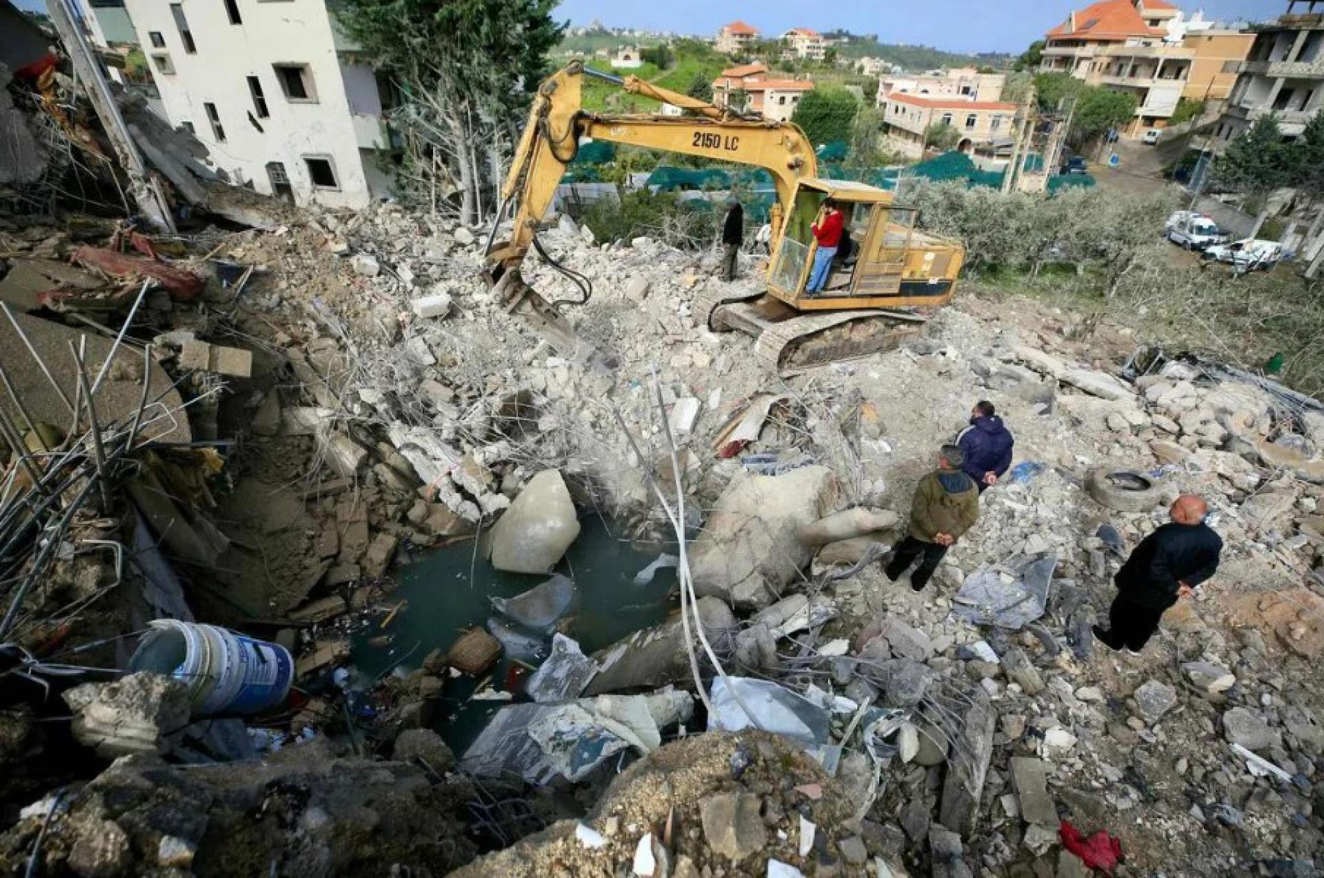 4月5日，一台挖掘机正在清理以色列夜间空袭黎巴嫩南部村庄卡法哈塔后的废墟。