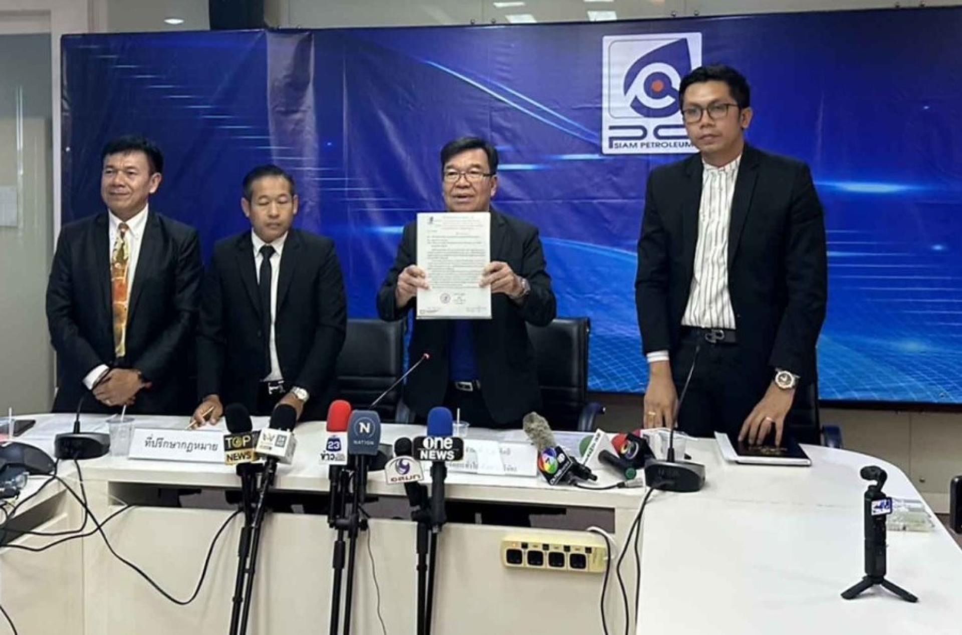 PC Siam石油总经理石南威布辛（右2）在素叻他尼周一的新闻发布会上驳斥了囤油指控。