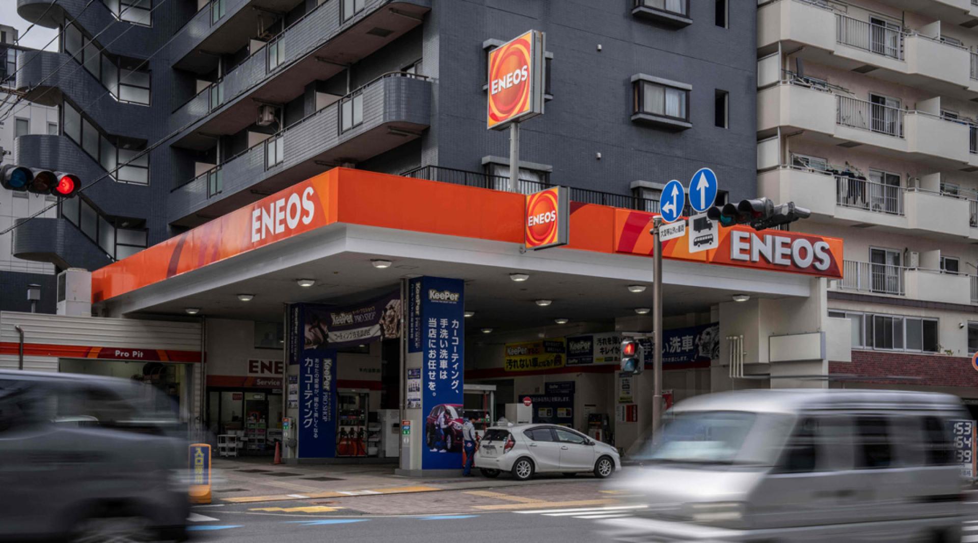 日本神奈川县川崎市的加油站。