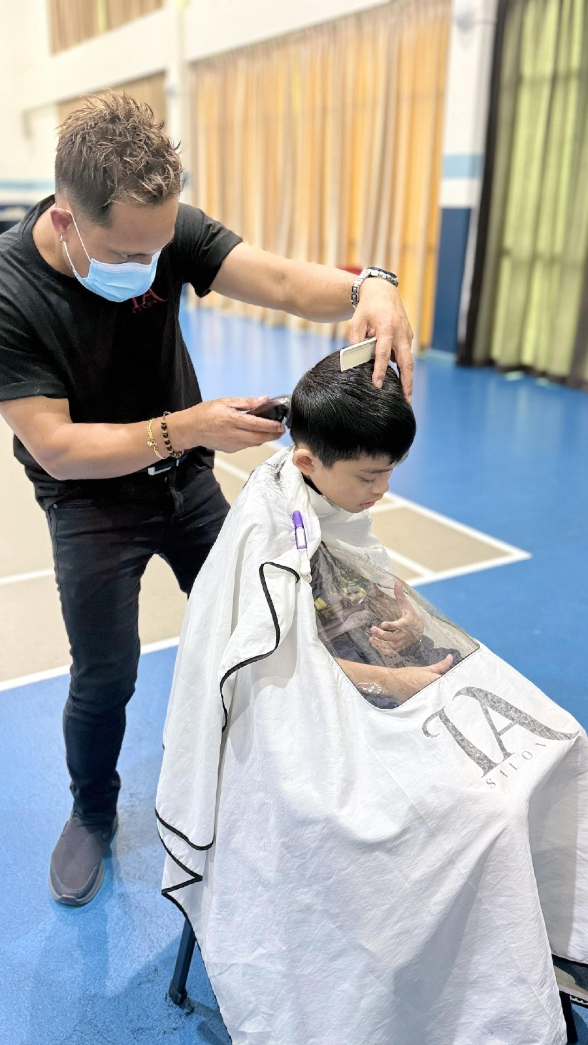 IA Salon 发廊再次走进益善中心，为该中心师生提供免费理发服务。