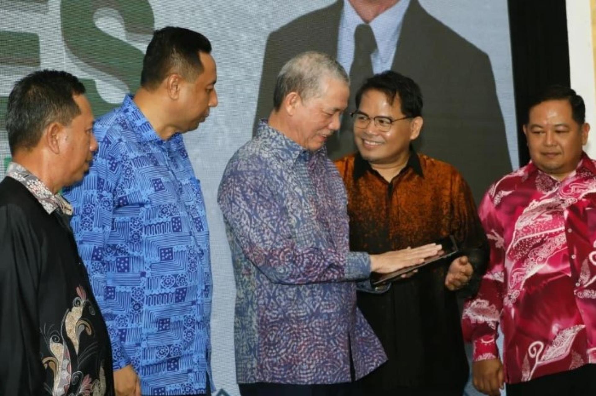 法迪拉在活动上移交财务管理系统予受惠者。