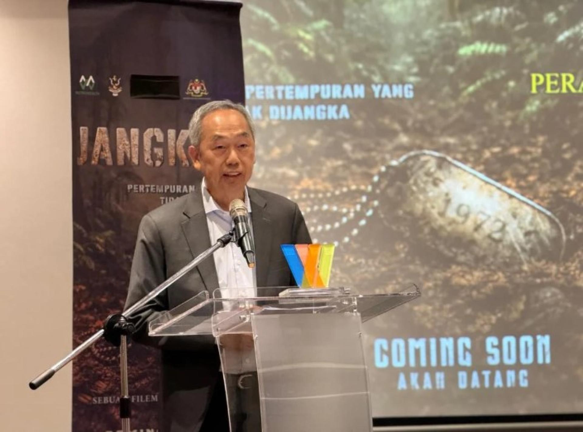 制片人拿督David Teo在古晋Waterfront酒店《锚1972》开镜祈福仪式上致辞。