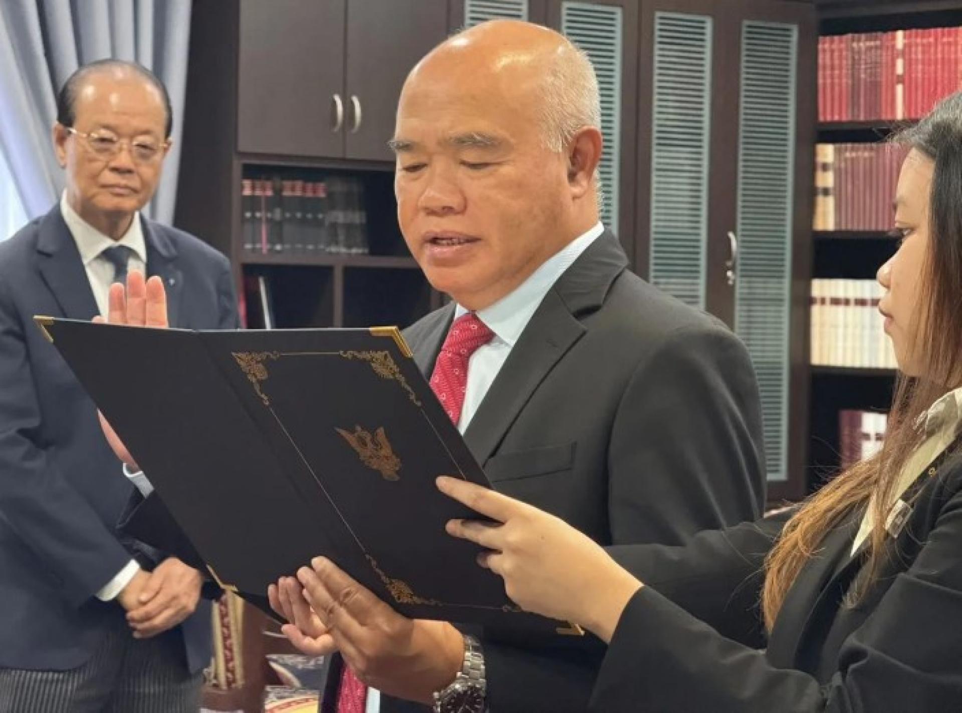 巴克兰今日在古晋宣誓就任砂拉越监察专员。