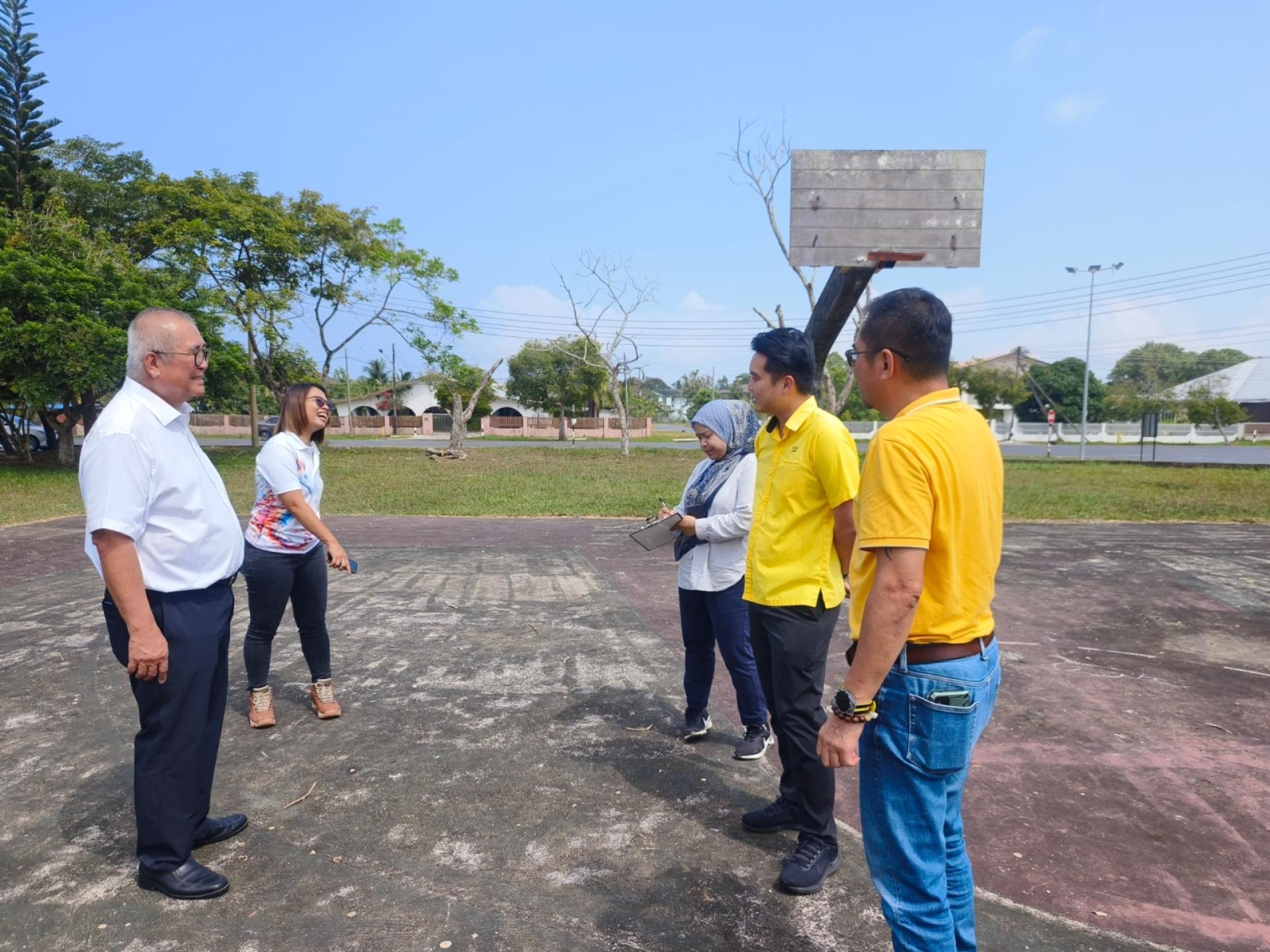 俞小珊（左）与市议会官员巡视卑尔骚再也马瓦路休闲公园，了解提升工程规划。