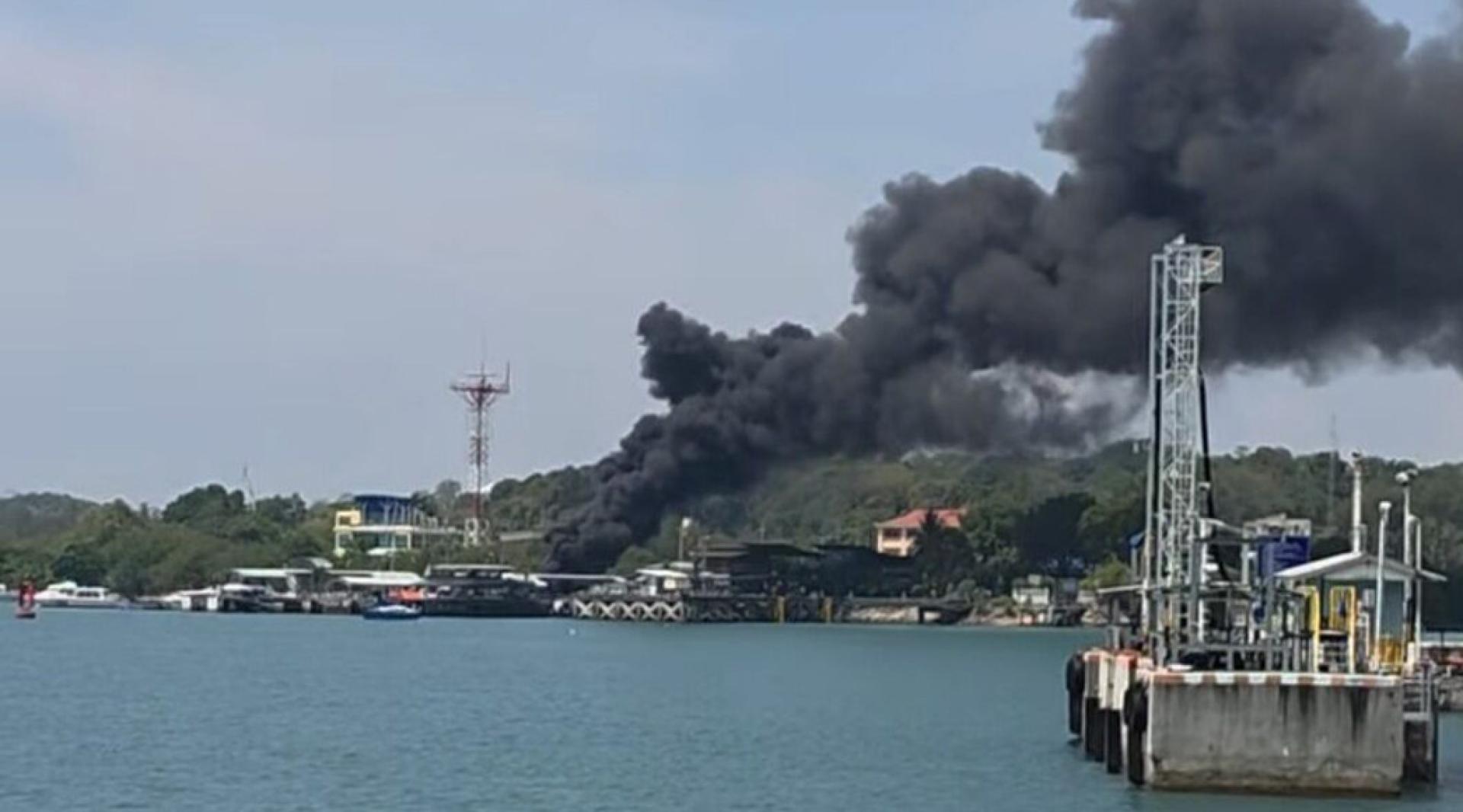 据泰国媒体6日报道，当天上午一艘快艇在泰国普吉岛一码头附近发生爆炸并起火，造成5人受伤、1人失踪。伤者已被送往医院。