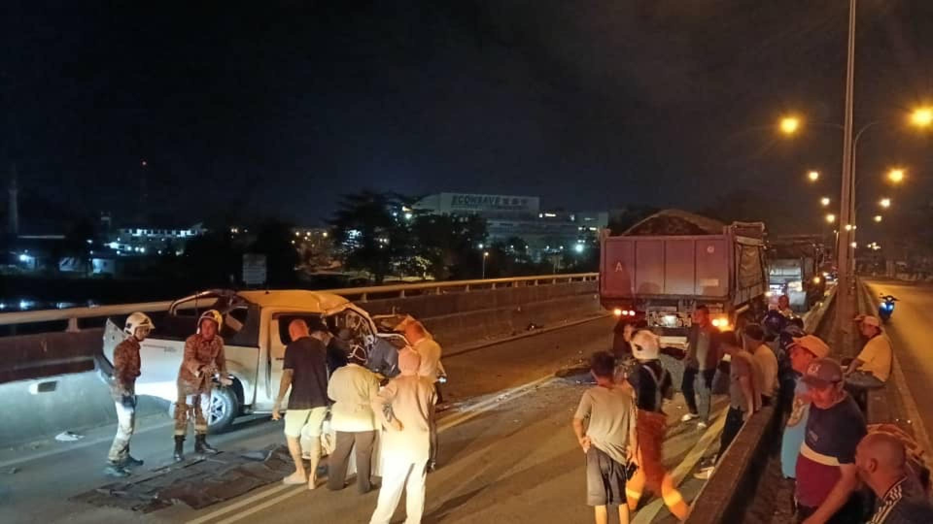 一辆四轮驱动车在罗东桥上行驶时撞向一辆正在进行道路铺设工程的罗里尾部。