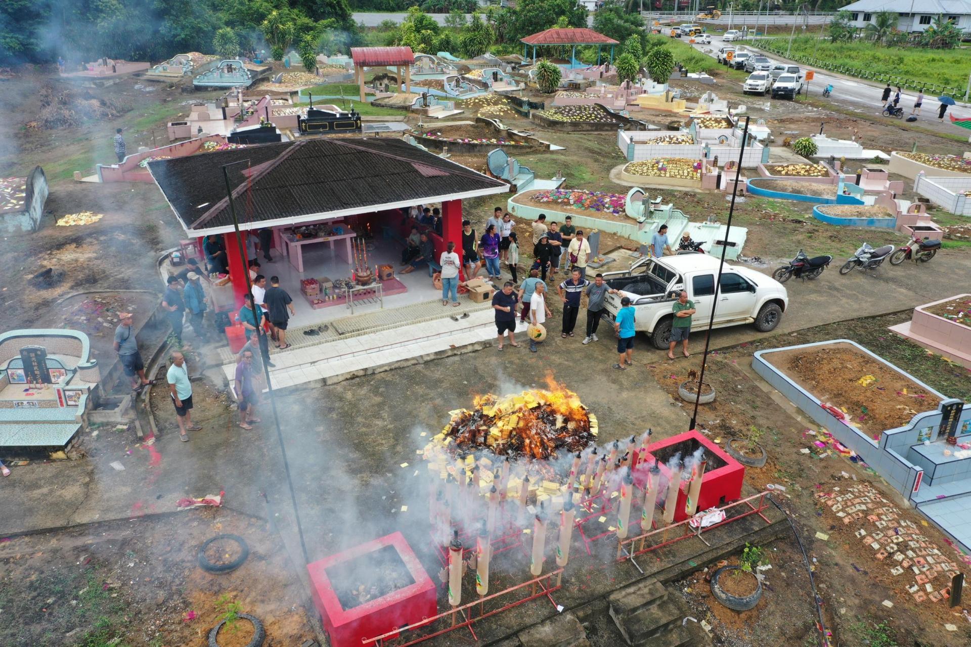 弄拉玛清明祭祖仪式获得镇民及在外游子踊跃回乡参与。