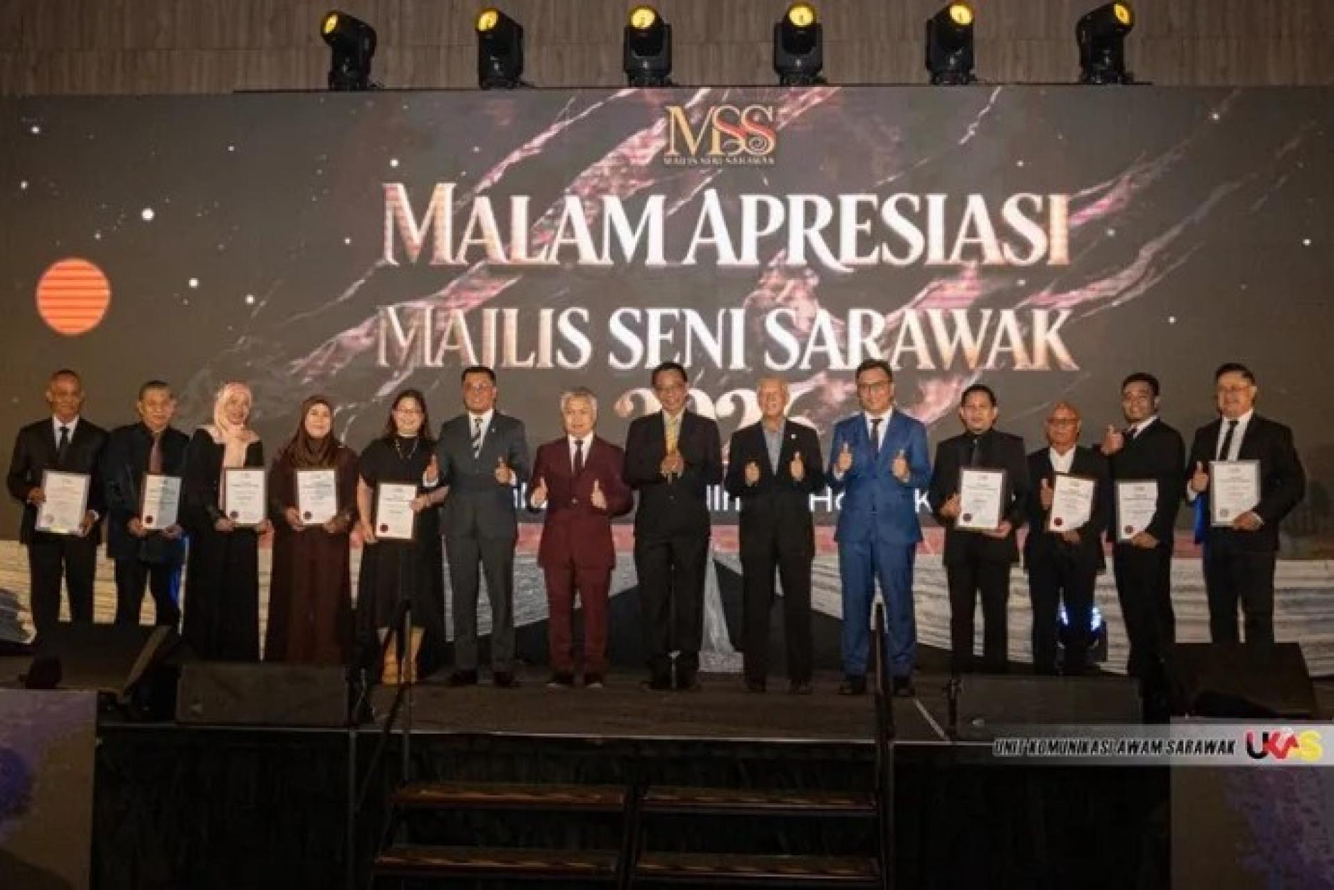 拿督斯里阿都卡林（左8）、史诺登拉旺（左7）、拿督陈超耀（右6）等人，于2026年4月6日在古晋出席砂拉越艺术理事会感恩晚宴。（照片：砂公共通讯单位Ukas）