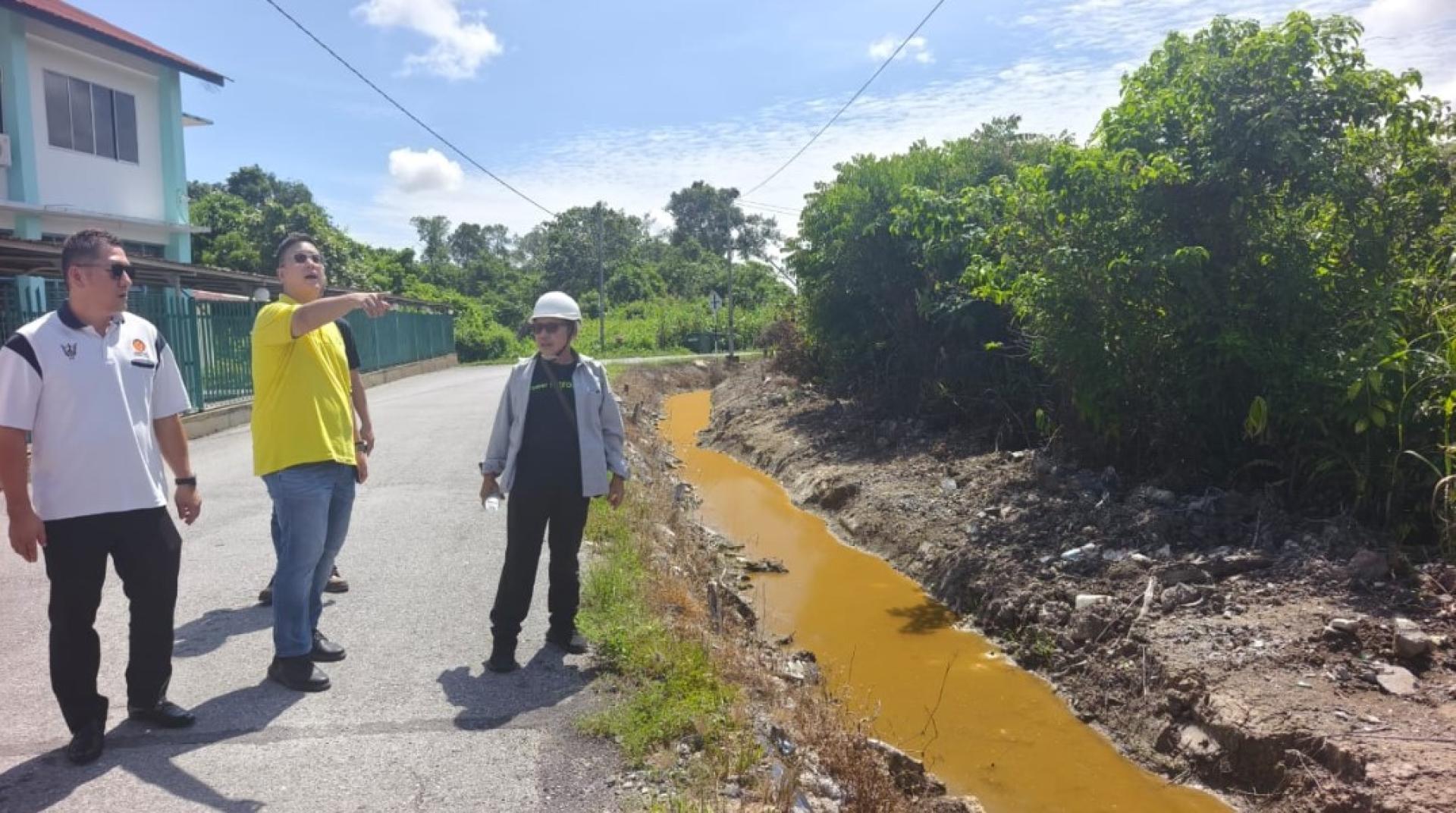 刘可杰（中）在现场视察中。