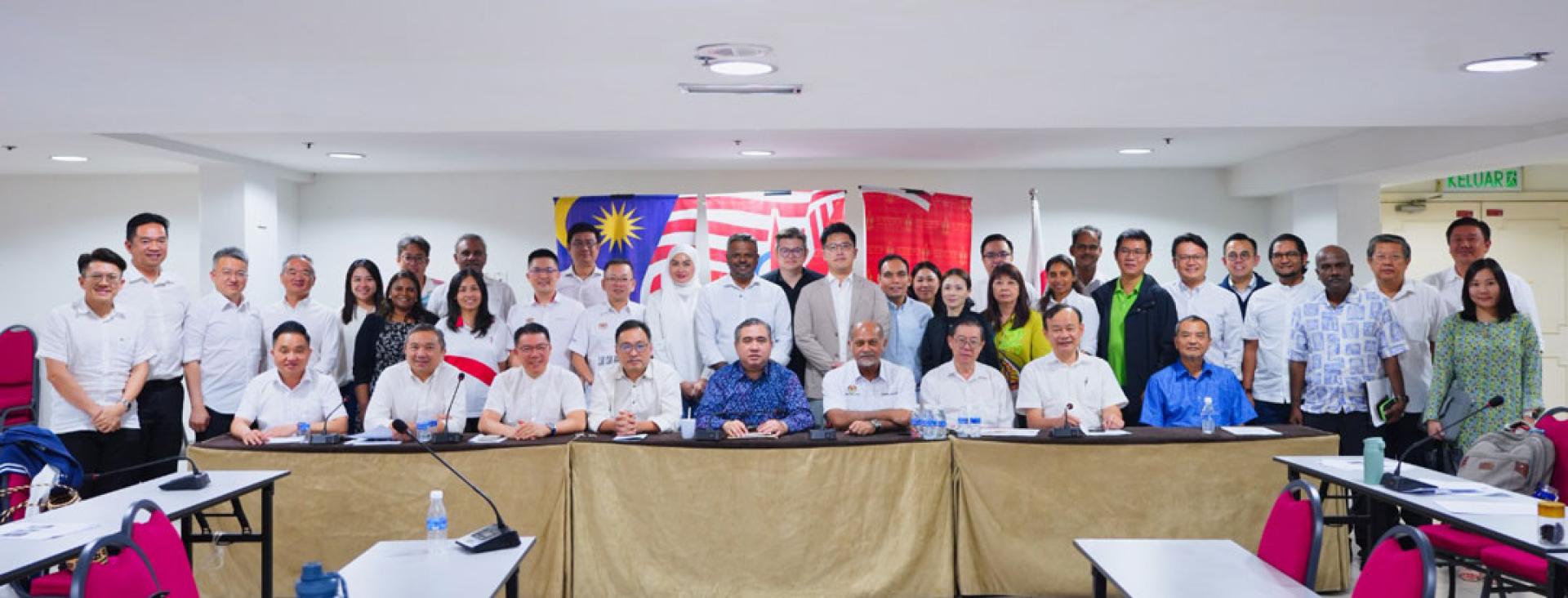 行动党中央执行委员会周一晚开会，就中东冲突对全球能源危机所带来的最新影响，以及当前其他当前课题进行了讨论，并达成相关立场声明。前排坐者左5为陆兆福。