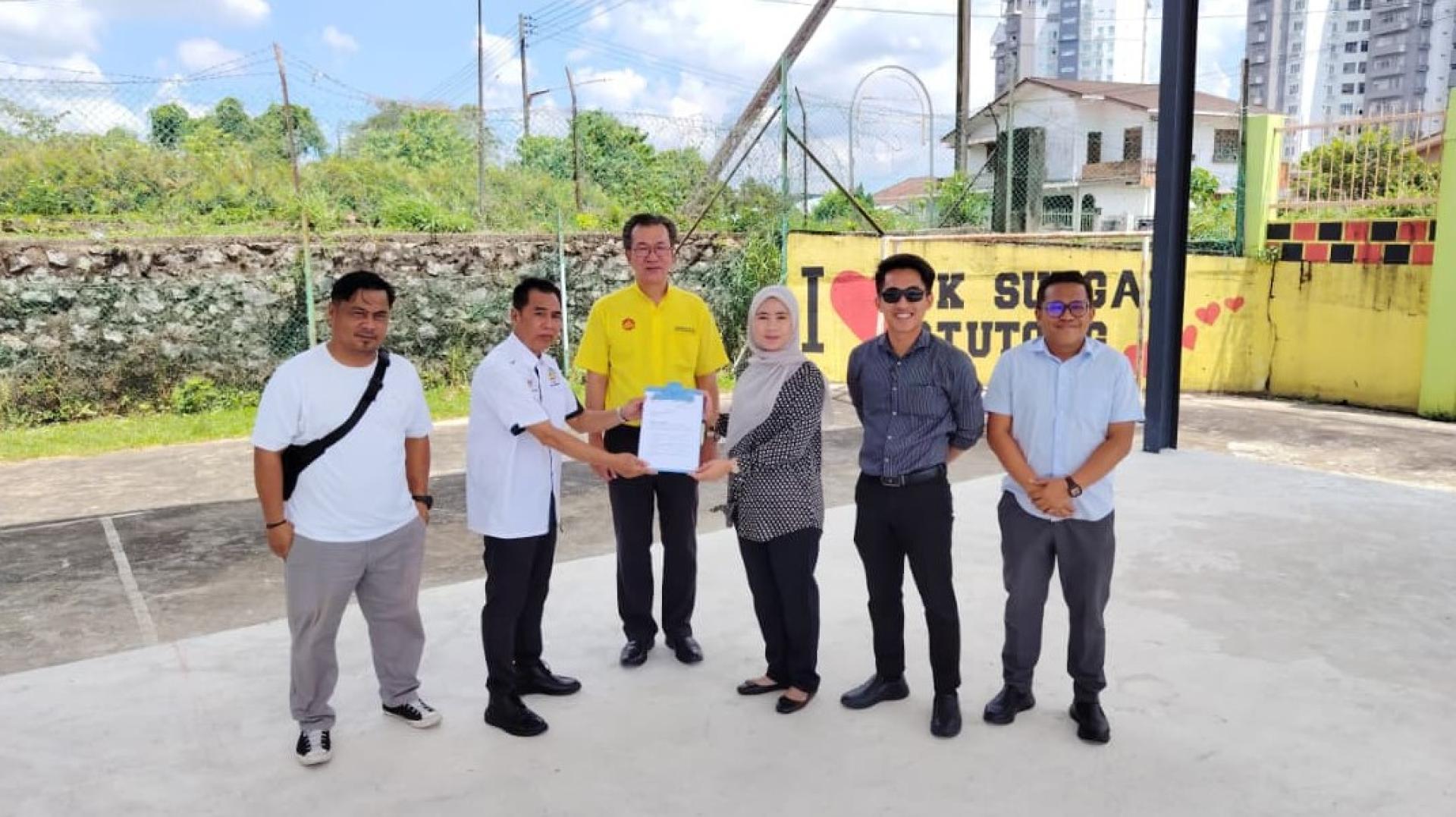 叶耀星（左3）见证Sofea Murazzniza将开放式学校礼堂第一阶段工程移交给Mohammad Hamdan。