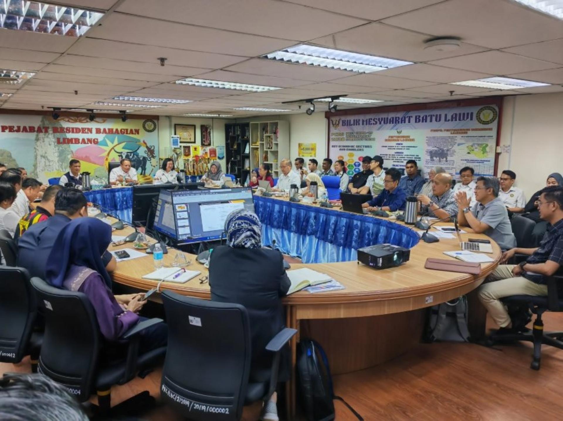 拿督阿玛莫哈末阿布巴卡马祖基（中坐者）主持会议。（照片来源：UKAS）