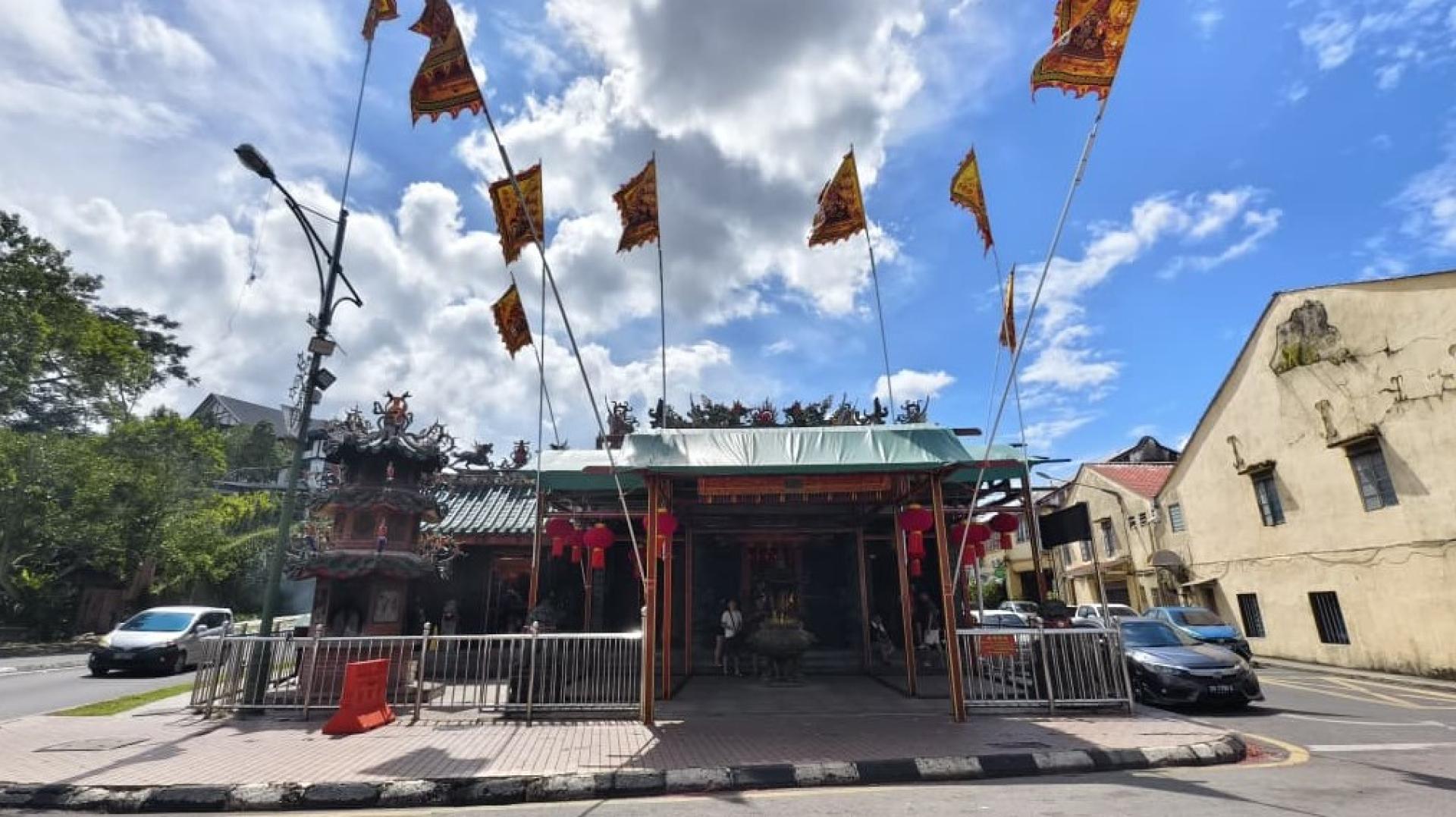 古晋凤山寺——城隍诞游行起点，图为年度盛大庆典前景。