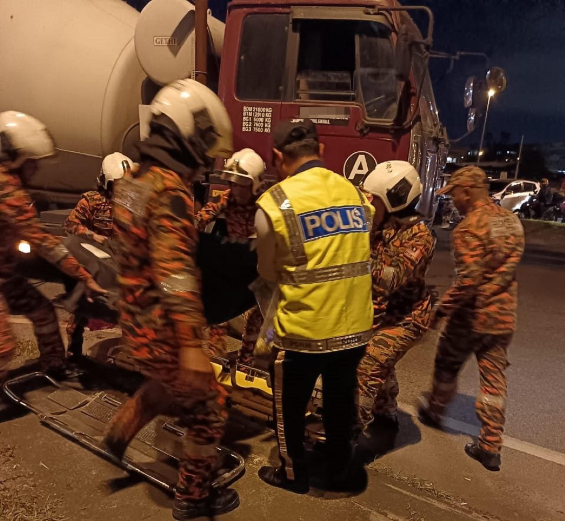 消拯人员将骑士遗体从搅拌车底下迁出并准备台上警方“黑车”。