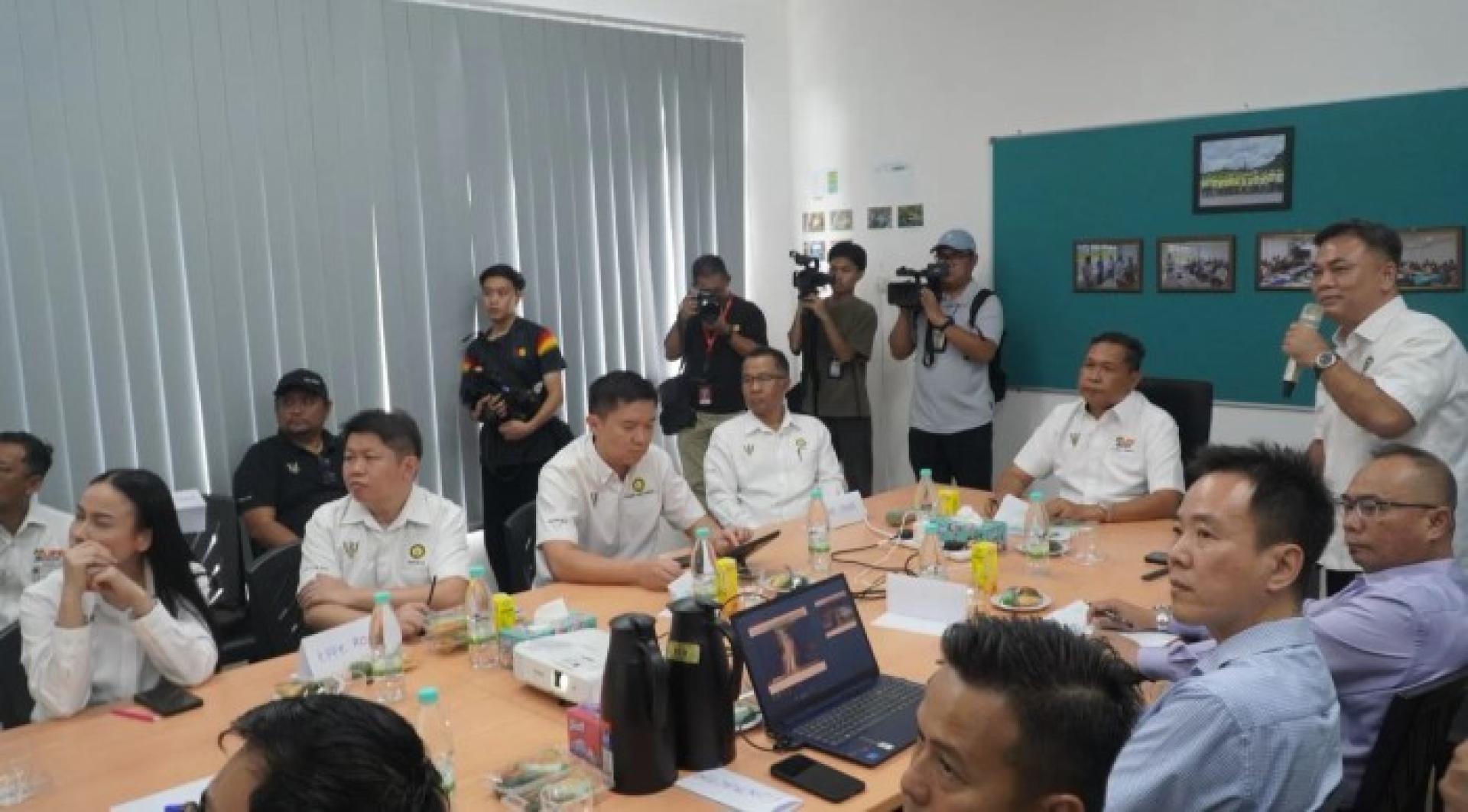 西连区工程师Chiresly Francis Kureng向拿督艾德尔·拉里乌汇报巴达旺路升级工程进展。