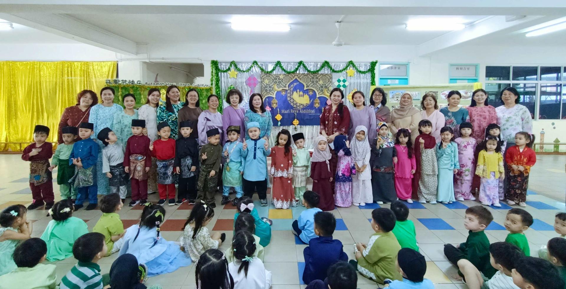 图为汶中幼儿园师生展示美丽的传统服装。