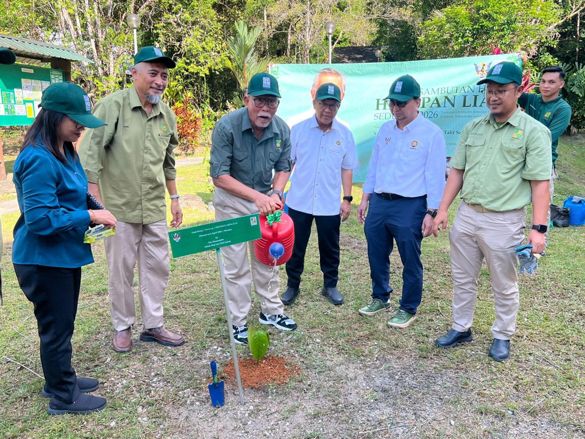 拿督连达力（左3）在活动上植上一棵树。