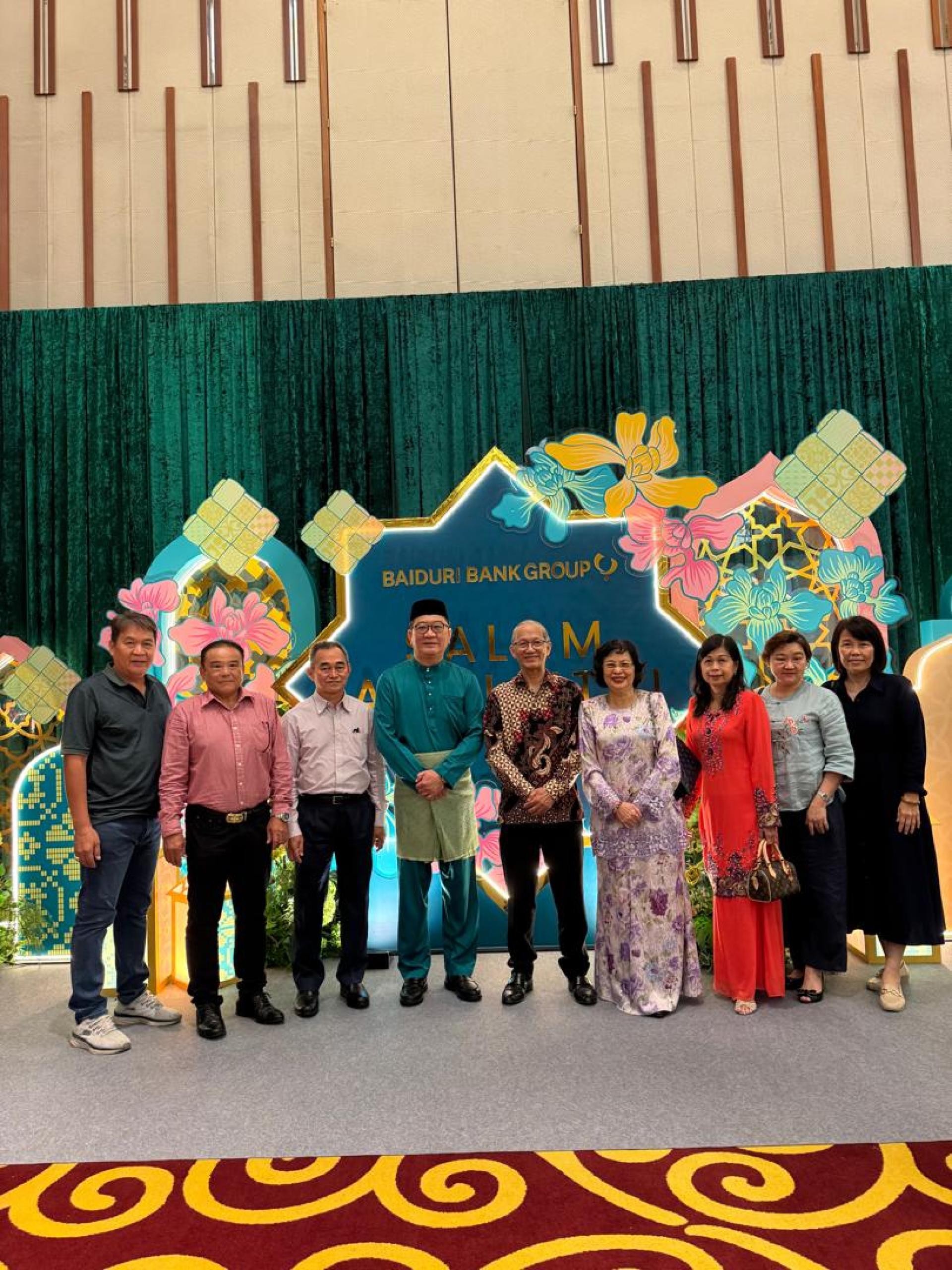 佰都利银行首席执行官郑荣辉与客户包平生伉俪、刘坤章、方秀妃 等人合影