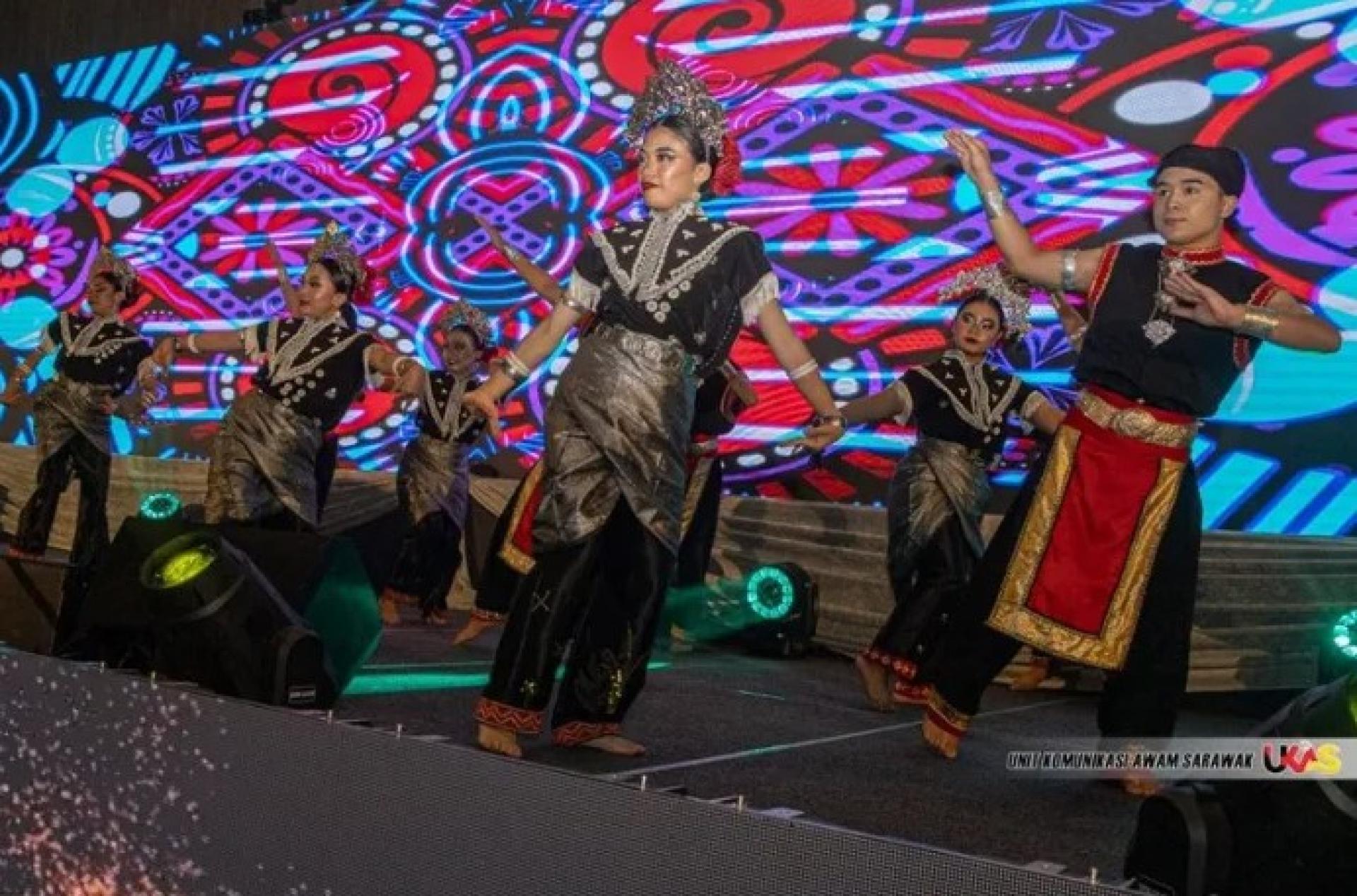 砂拉越表演团在2026年4月6日于古晋举办的砂拉越艺术委员会答谢晚会上表演。照片来源：砂拉越公共通讯单位（Ukas）