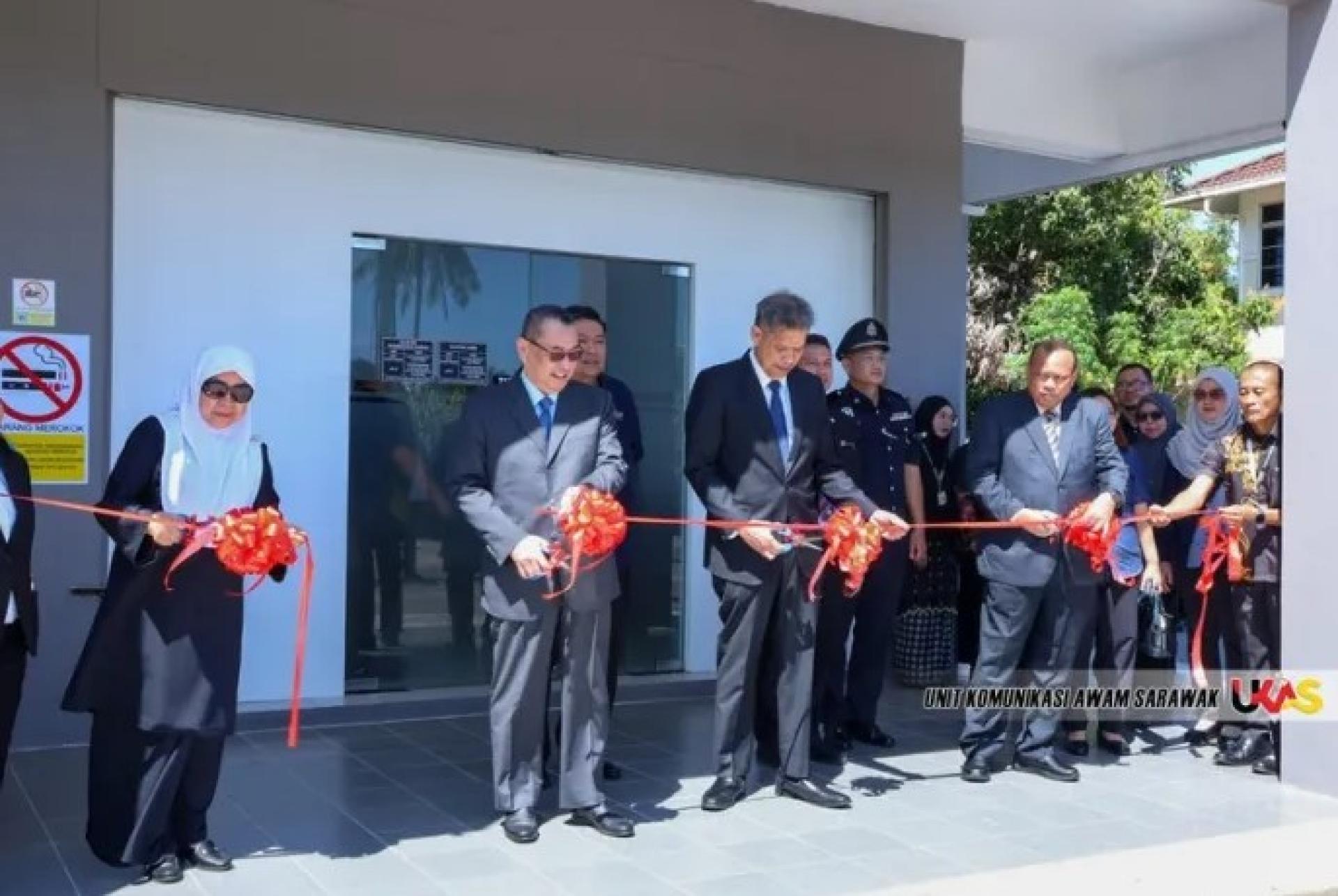 旺阿末法里德及其他嘉宾在2026年4月6日沐胶法院启用仪式上合影。照片来源：Ukas