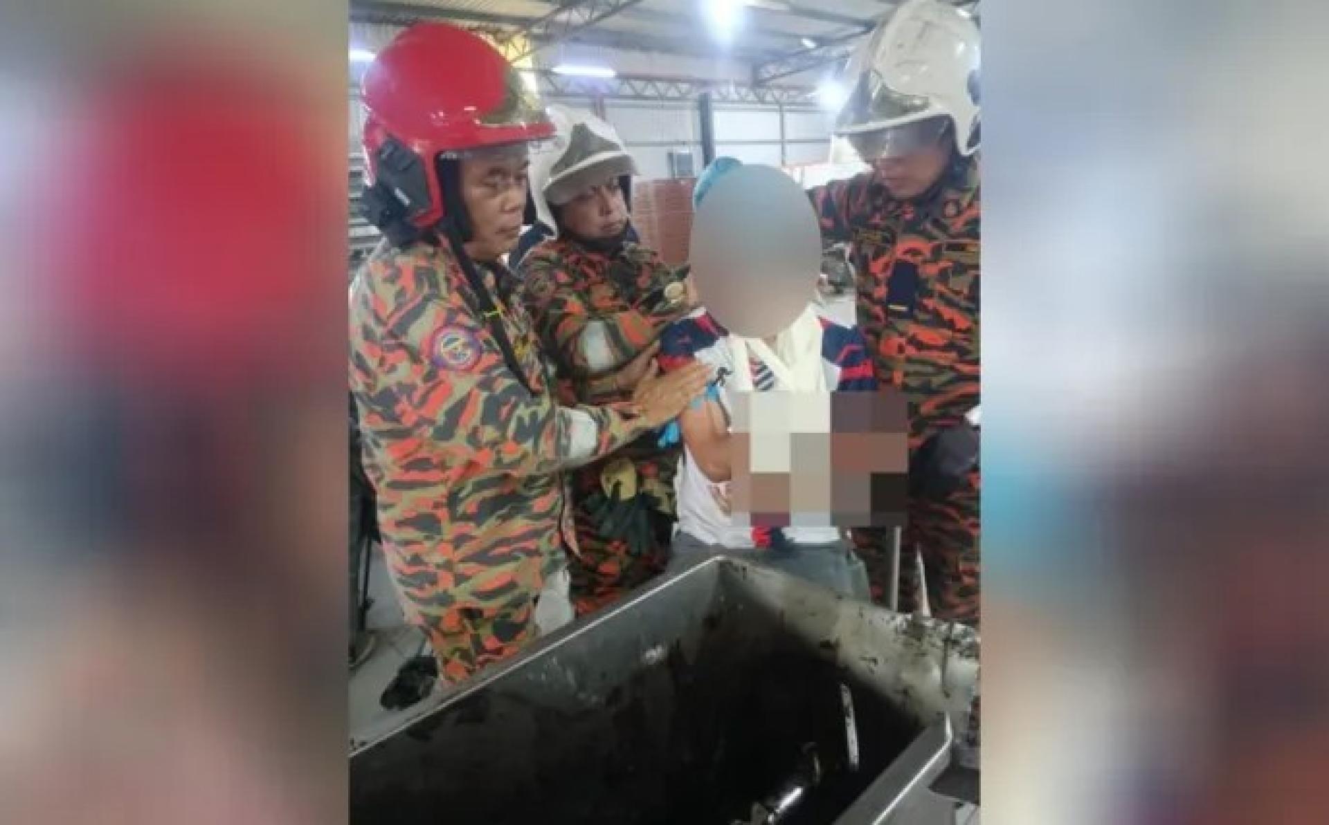 消拯员在哥打三马拉汉斯达康轻工业区一家糕点厂协助救出被面包机卡住手的男子，日期为2026年4月7日。照片来源：消拯局。