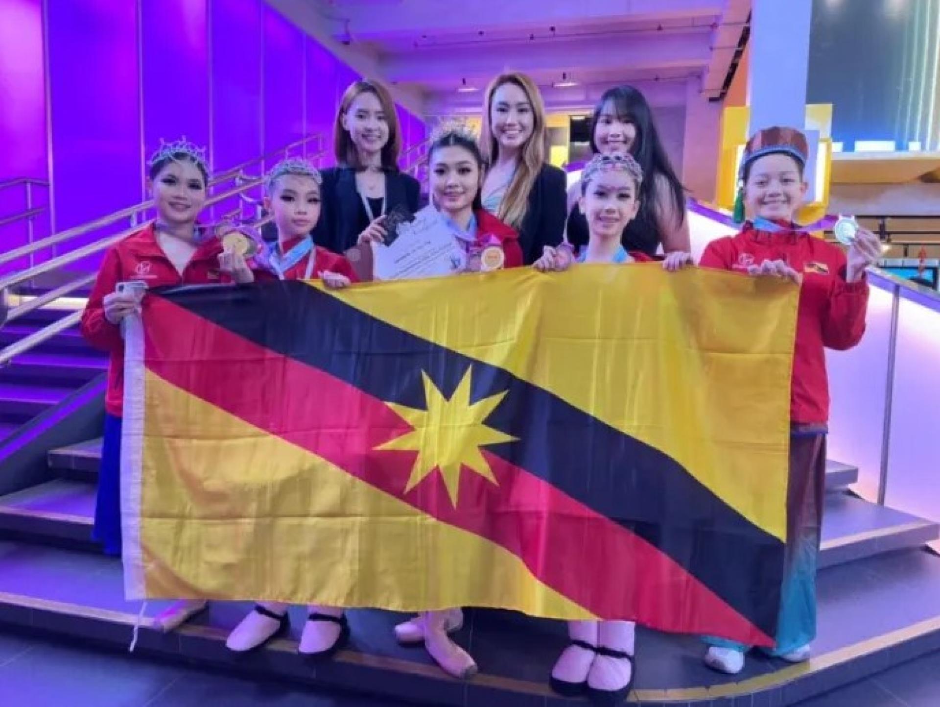 TDA舞者在吉隆坡八打灵再也表演艺术中心（PJPAC）亚洲精英舞蹈大赛中与奖牌合影，比赛日期为3月26日至29日。