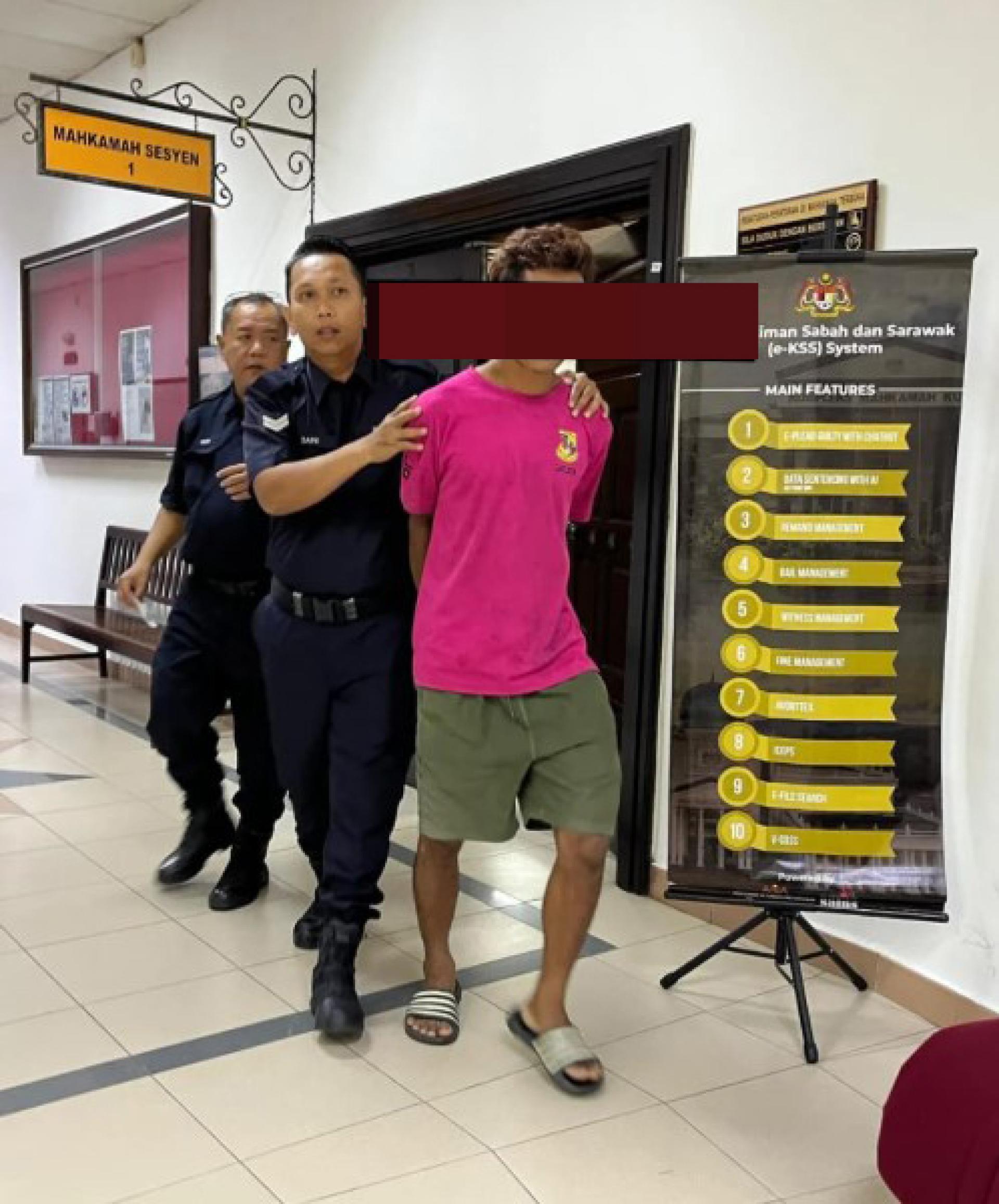 被告被带出法庭。